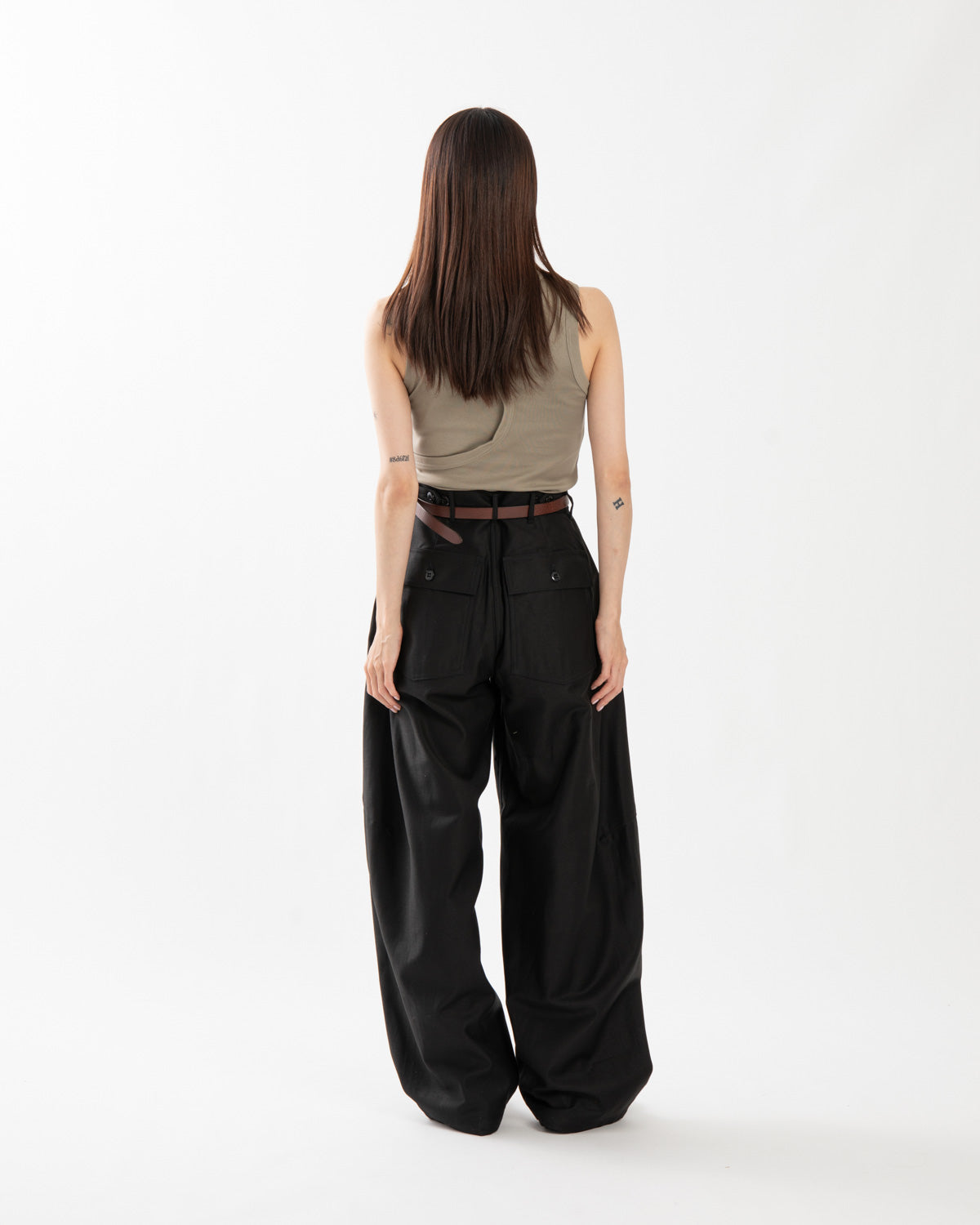 BACK SATIN BARREL LEG PANTS