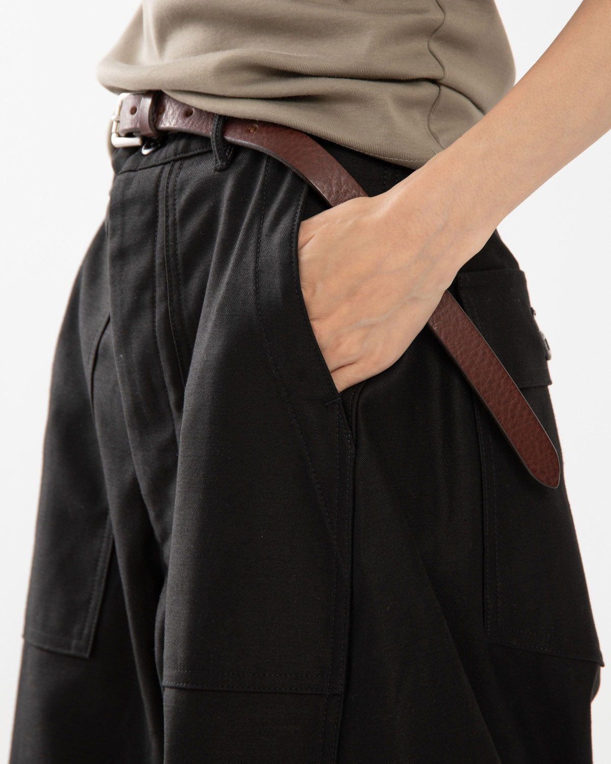 BACK SATIN BARREL LEG PANTS