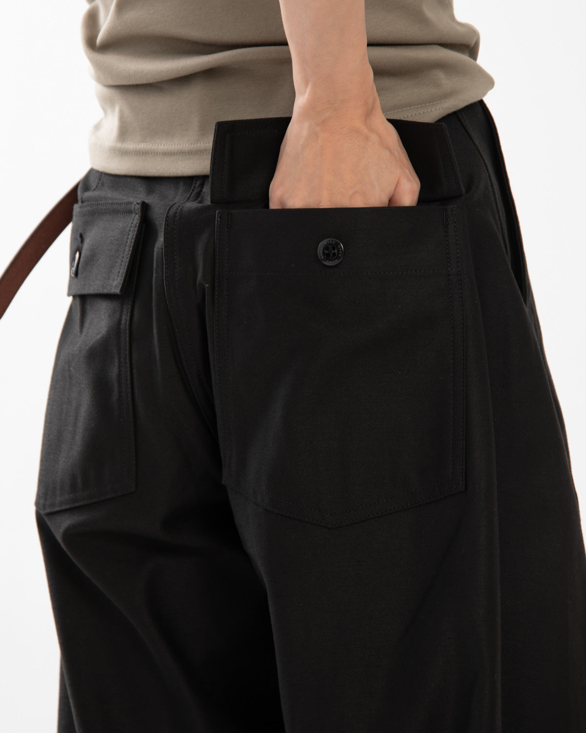 BACK SATIN BARREL LEG PANTS