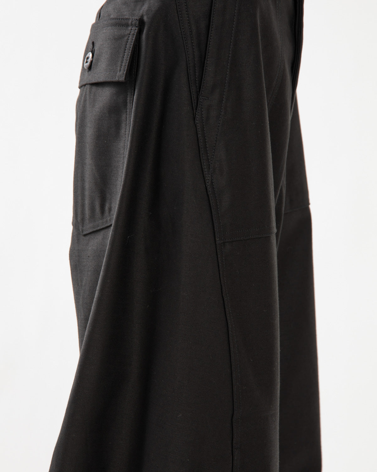 BACK SATIN BARREL LEG PANTS