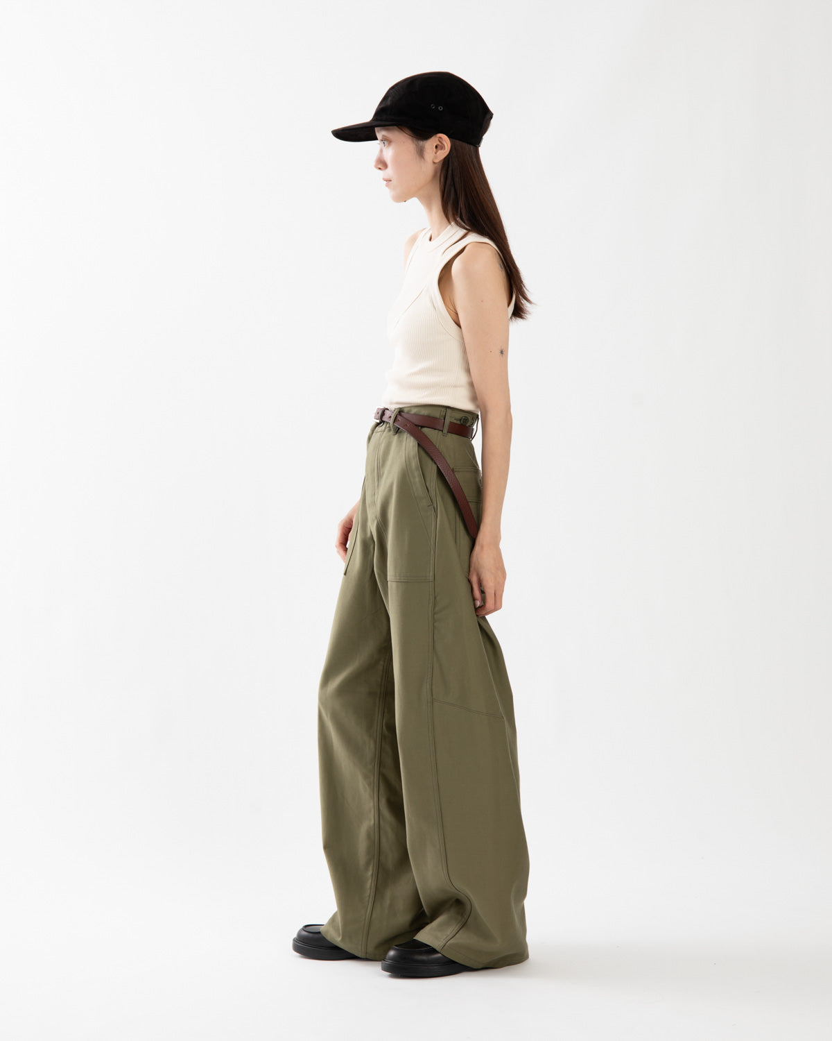 BACK SATIN BARREL LEG PANTS
