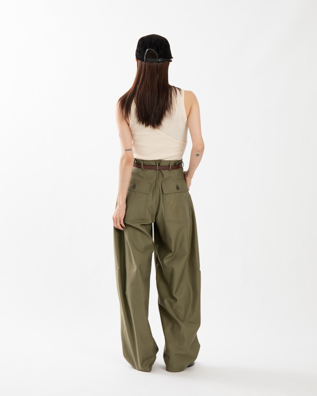 BACK SATIN BARREL LEG PANTS