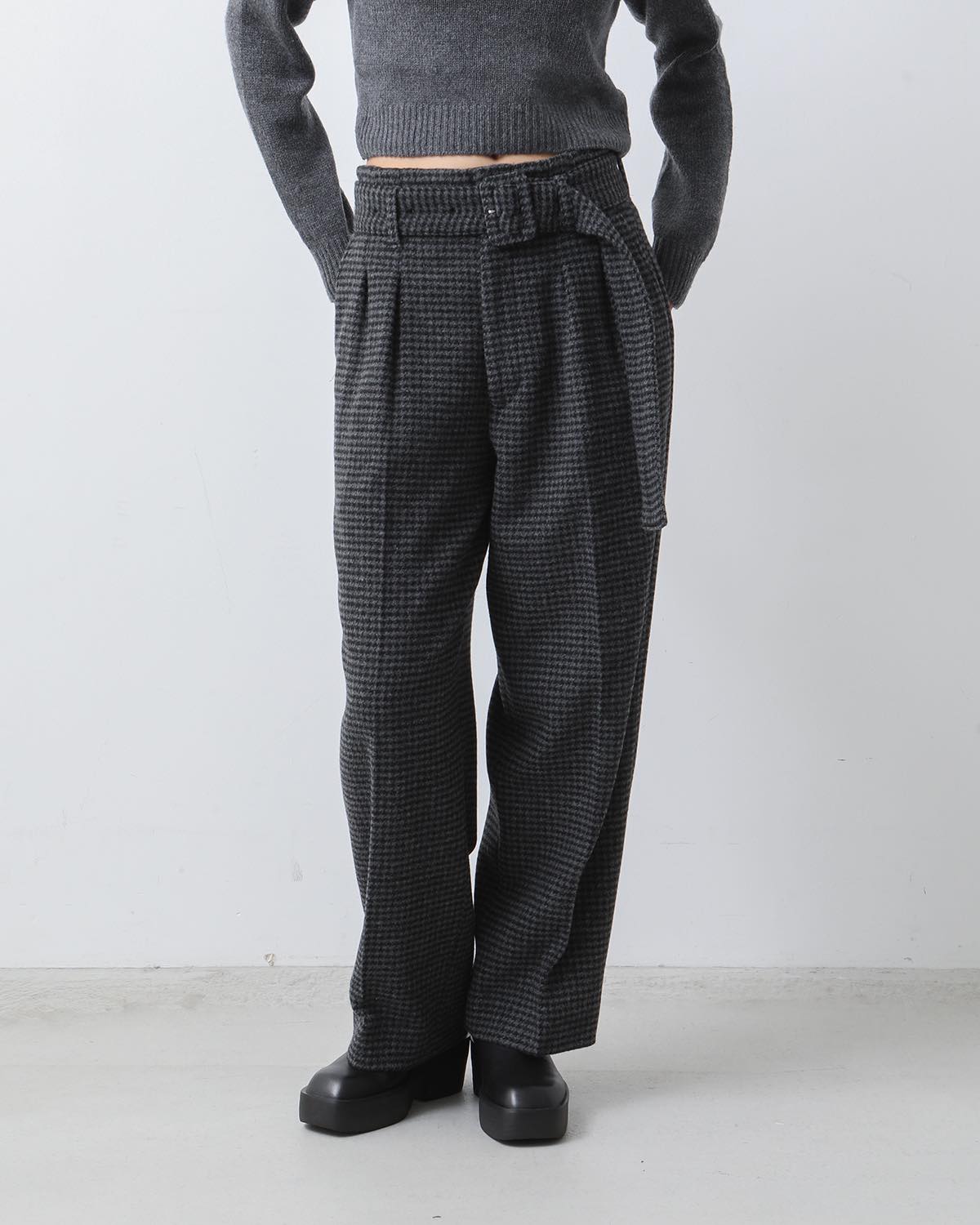 WOOL POLYESTER GUNCLUB CHECK BELTED TWO TUCK SLACKS