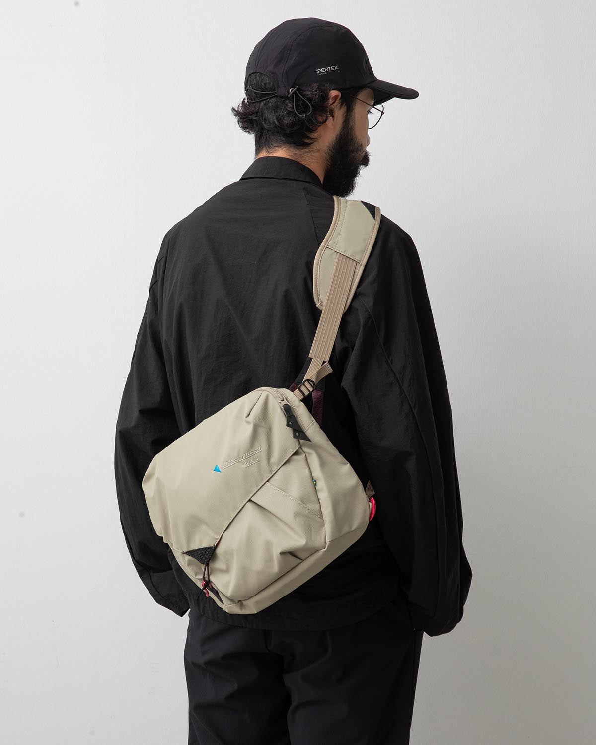 GAUT MESSENGER BAG