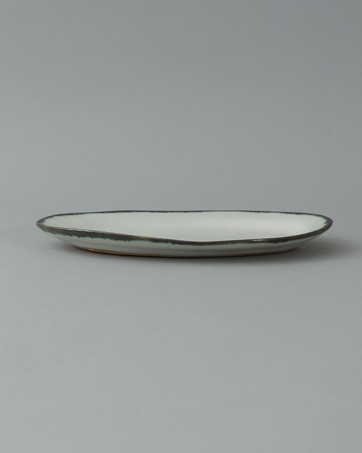 WHITE MATTE OVAL PLATE M