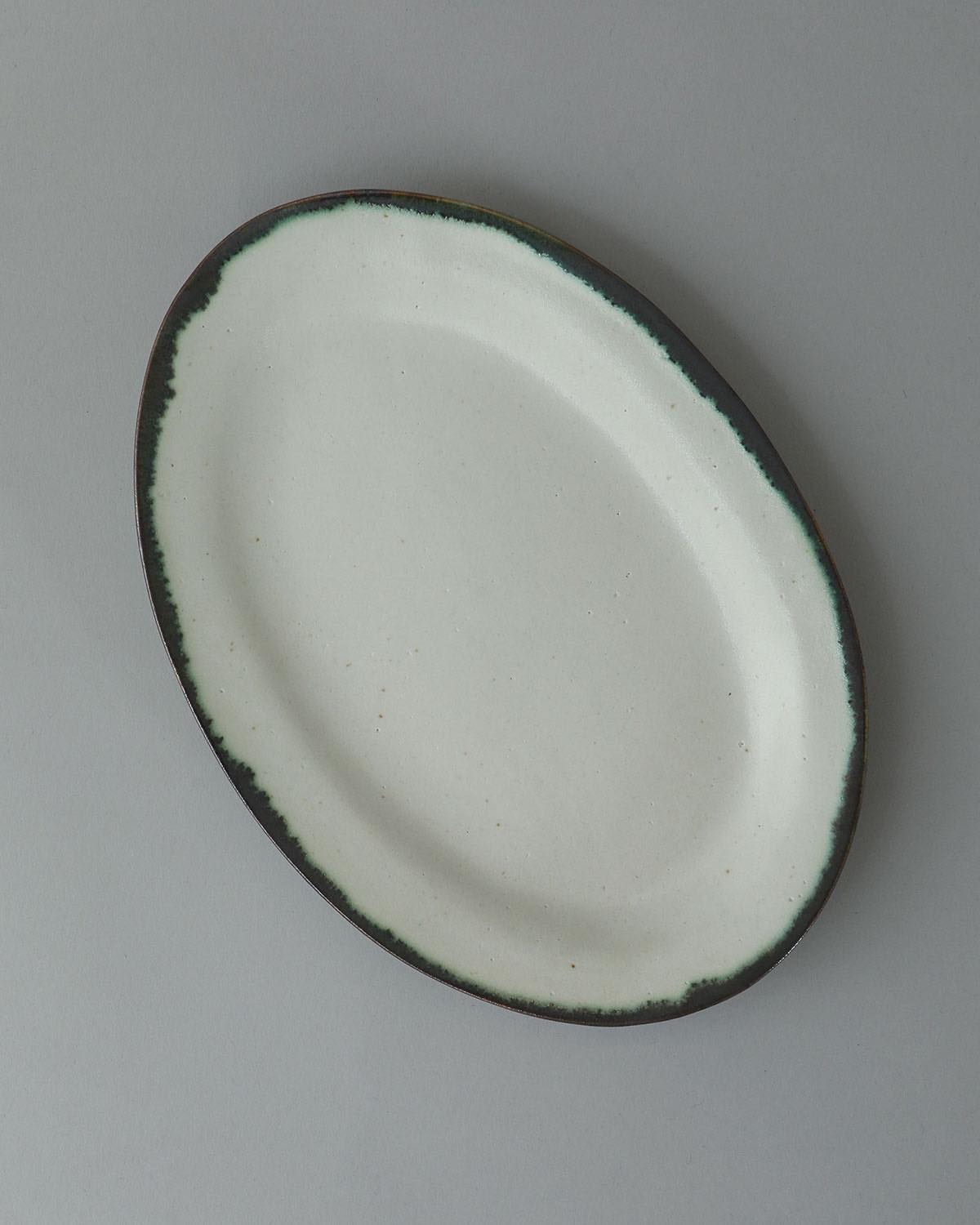 WHITE MATTE OVAL PLATE M