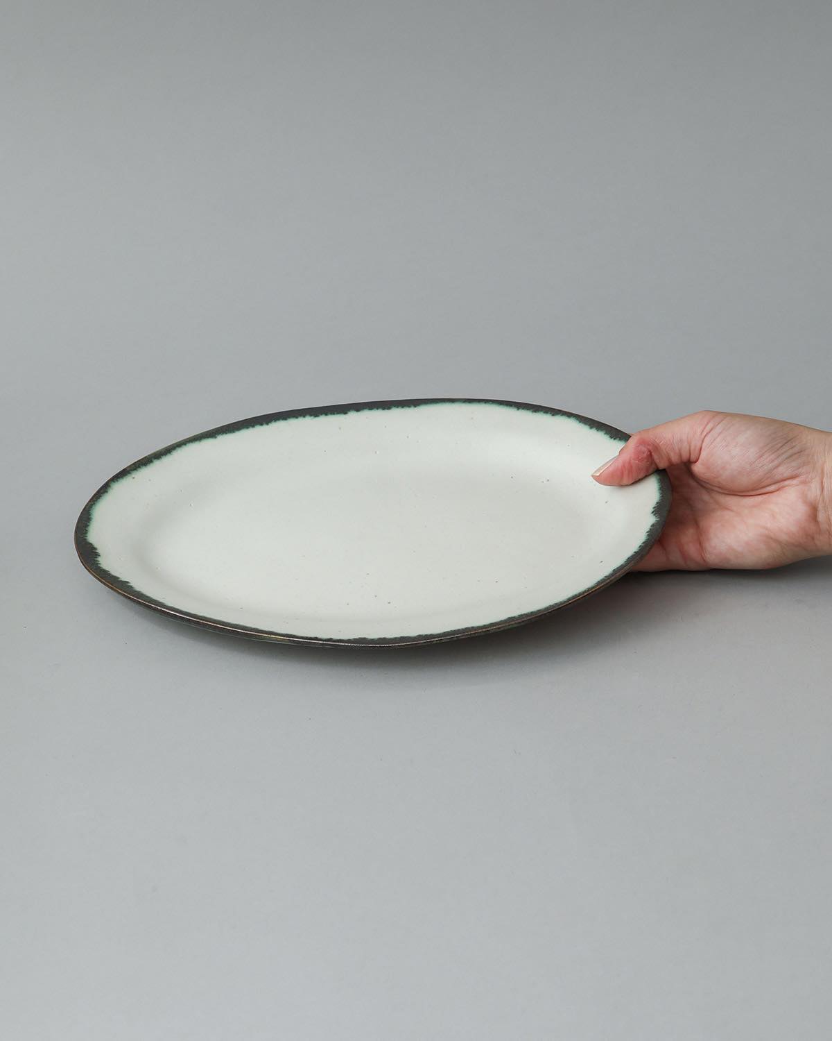 WHITE MATTE OVAL PLATE M