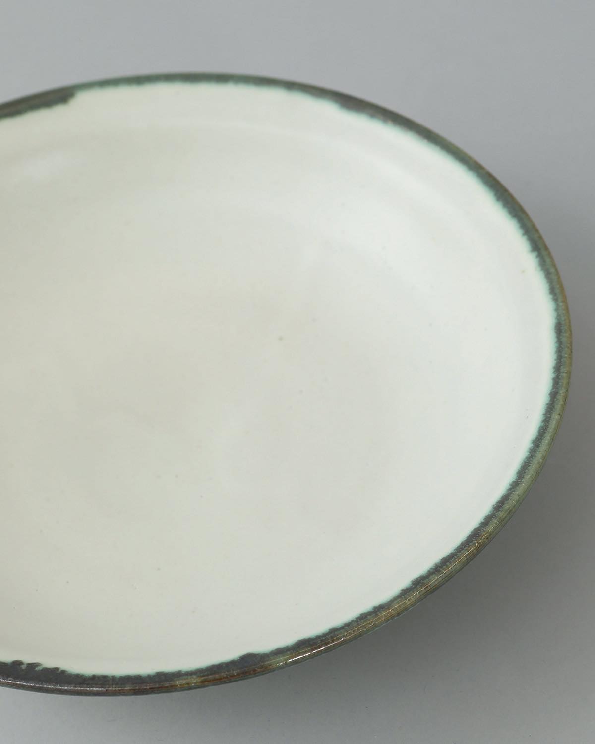 WHITE MATTE SHALLOW BOWL L