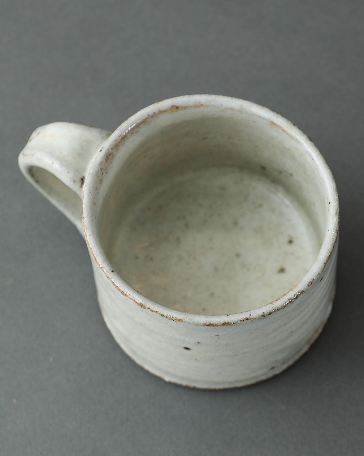 TRAPEZOIDAL MUG ASH GLAZE