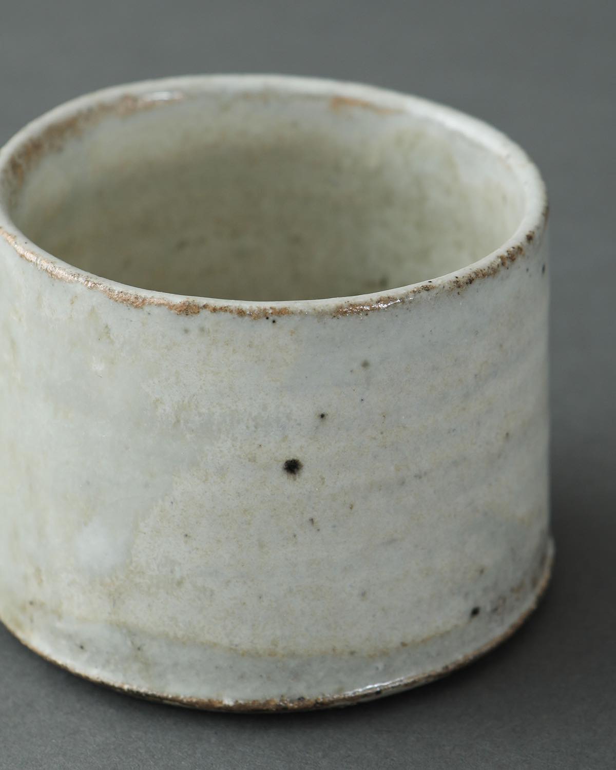 TRAPEZOIDAL MUG ASH GLAZE