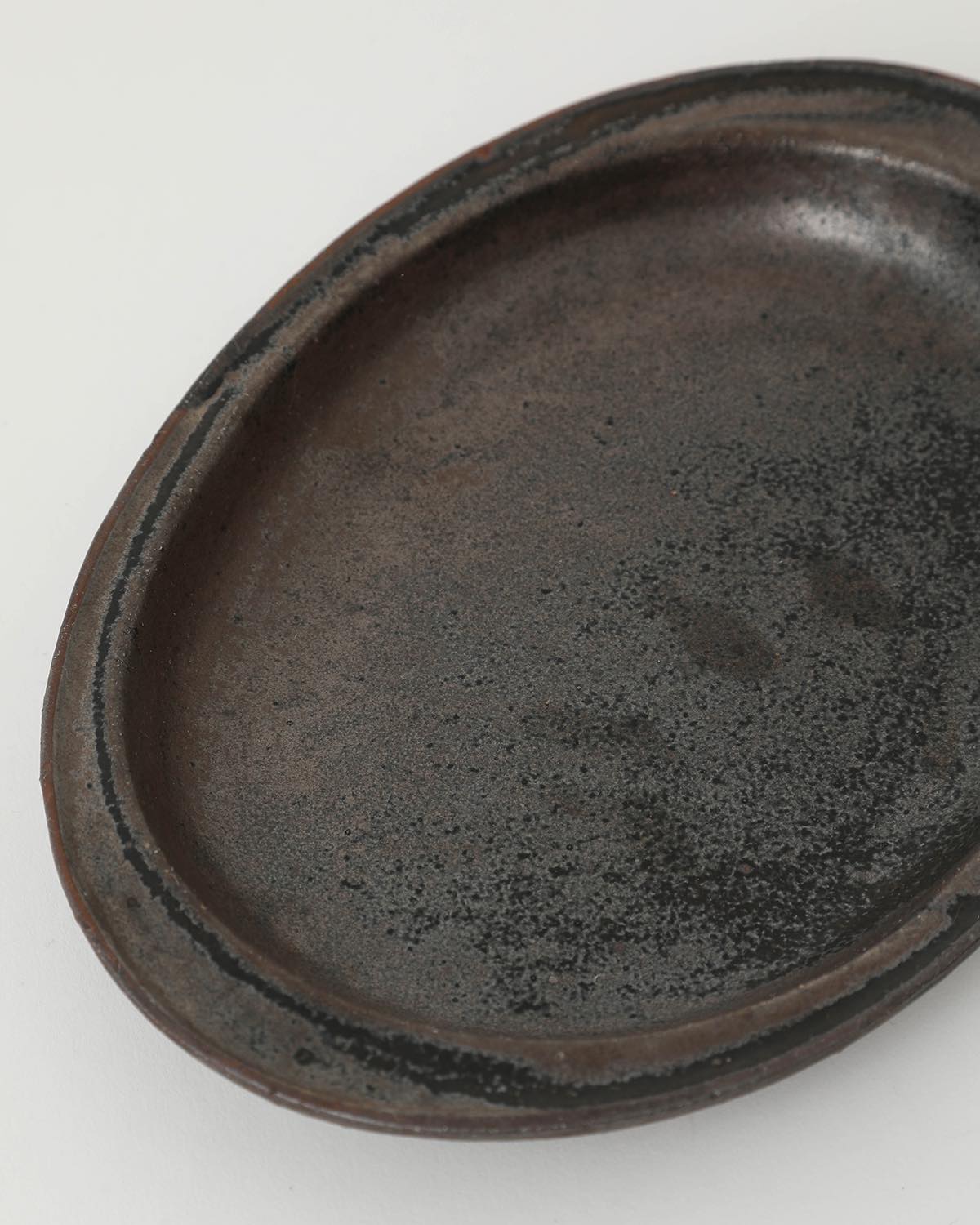 たね皿 (中) - 鉄釉