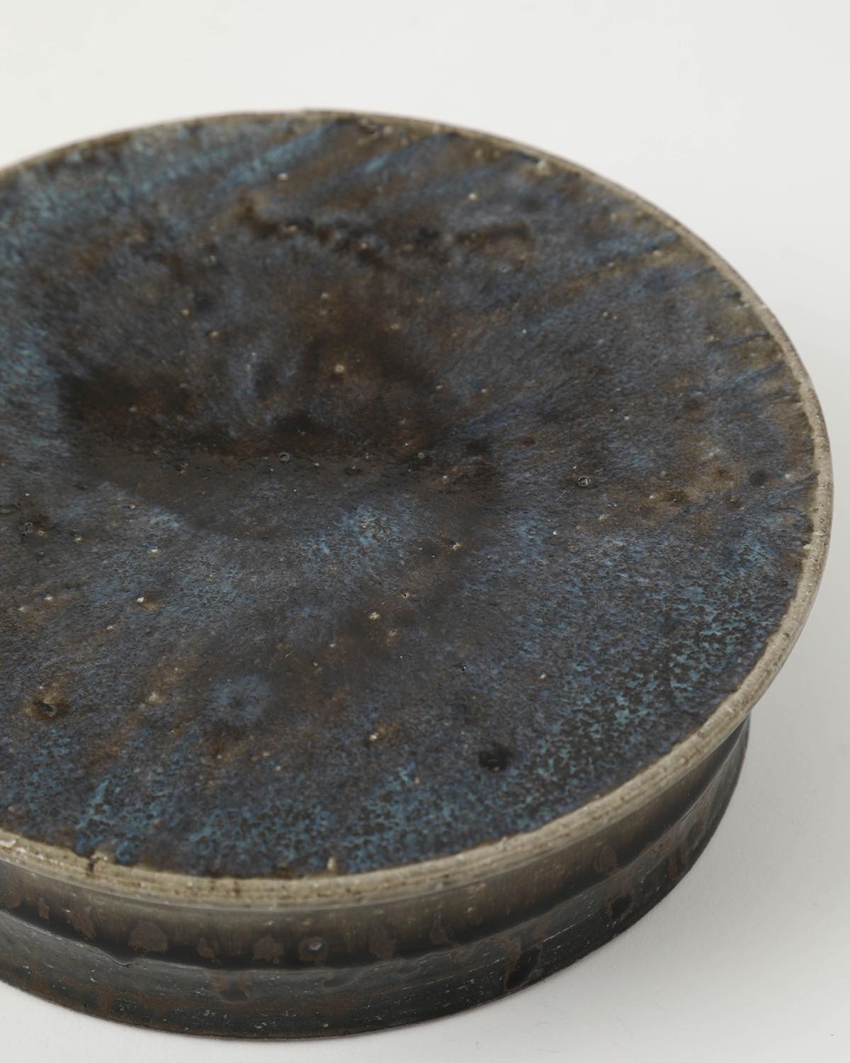 高台プレート (中) - 黒青