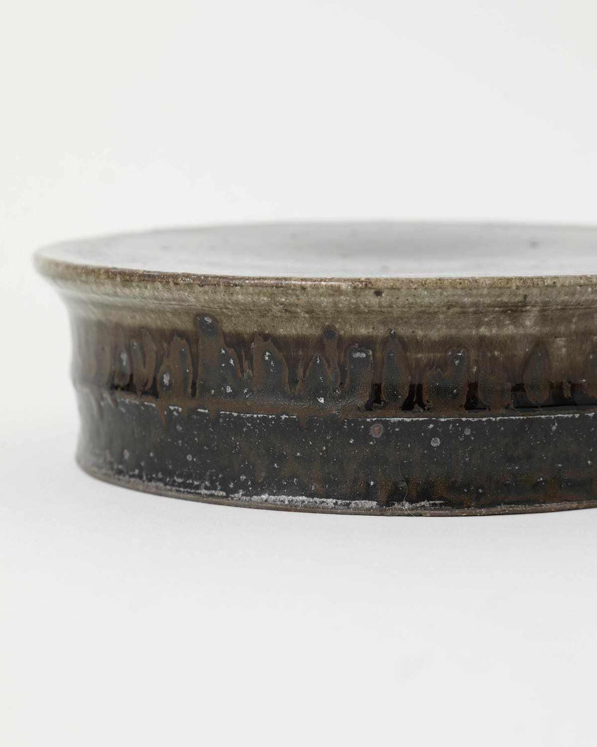 高台プレート (中) - 黒青