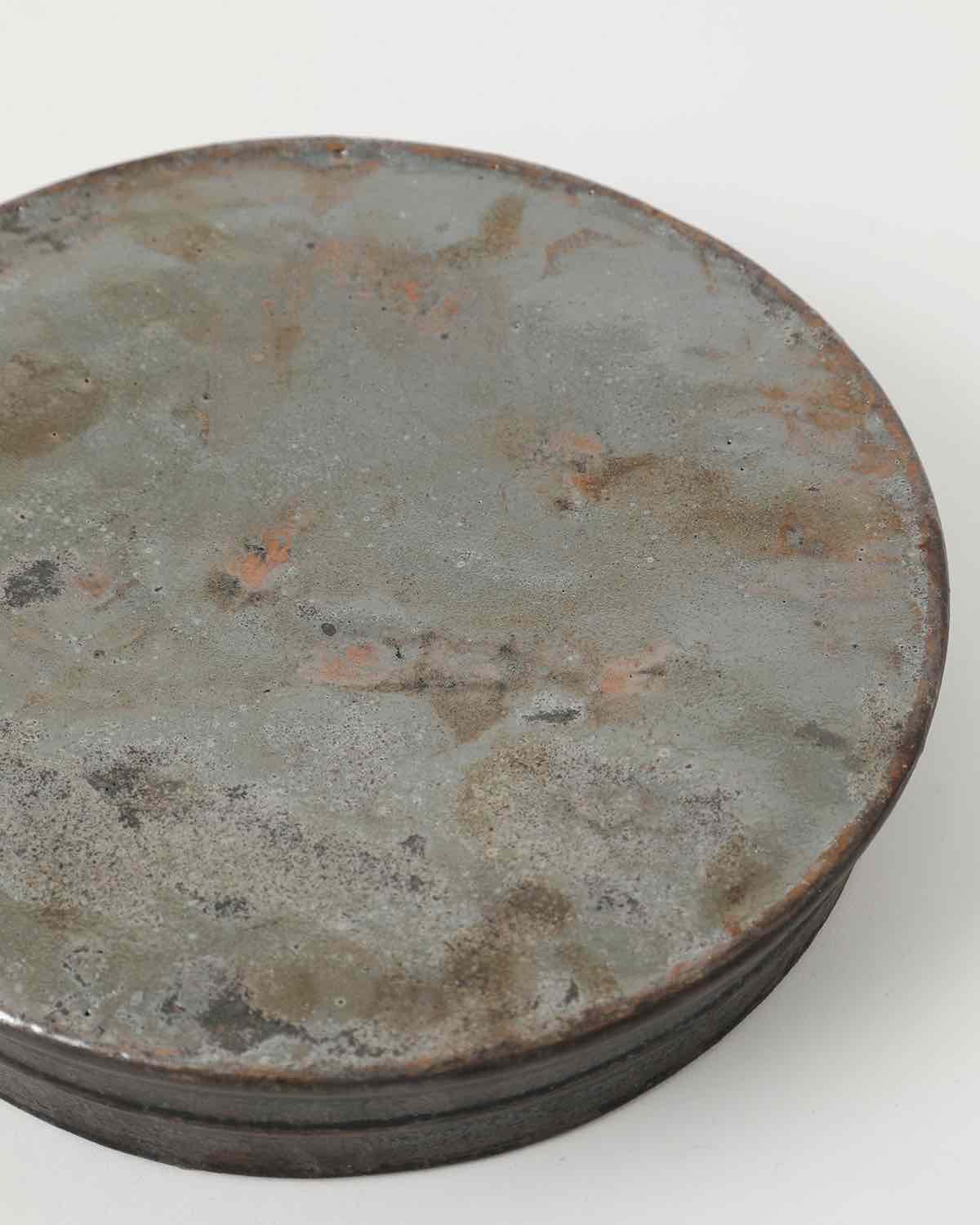 高台プレート (大) - 鉄釉