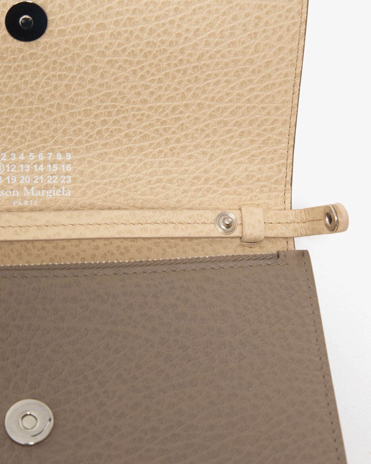 WALLET ON CHAIN MEDIUM
