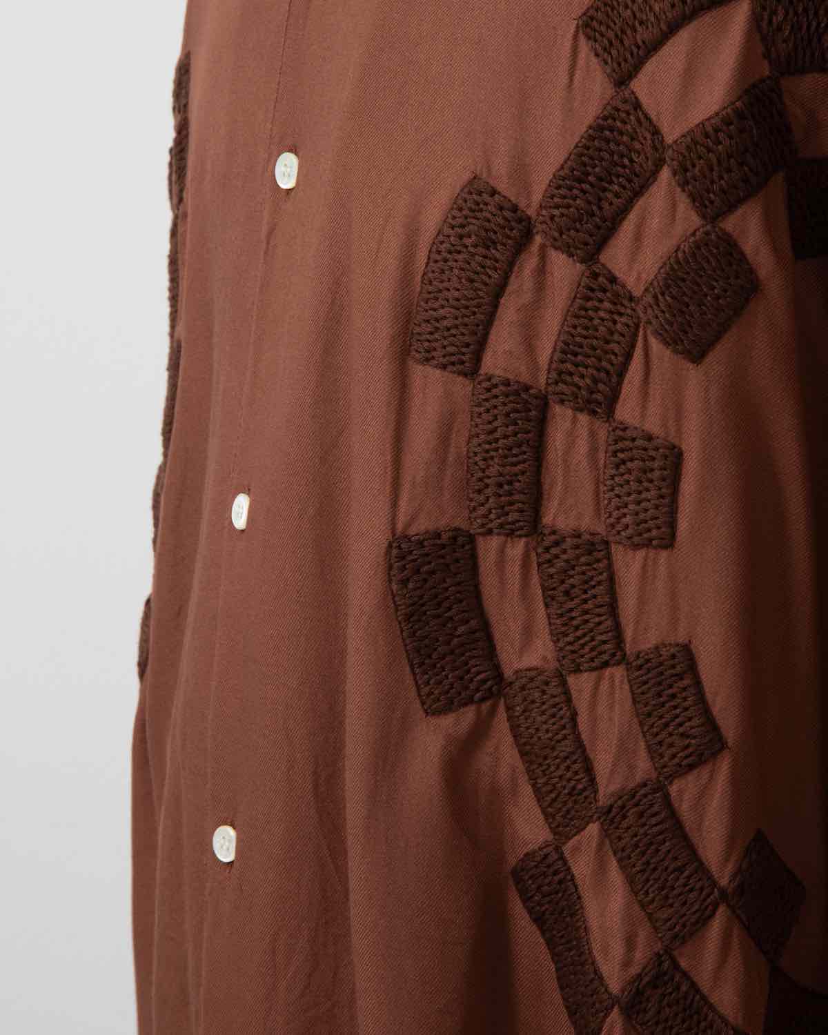 CHECKER EMBROIDERY OPEN COLLAR SHIRT
