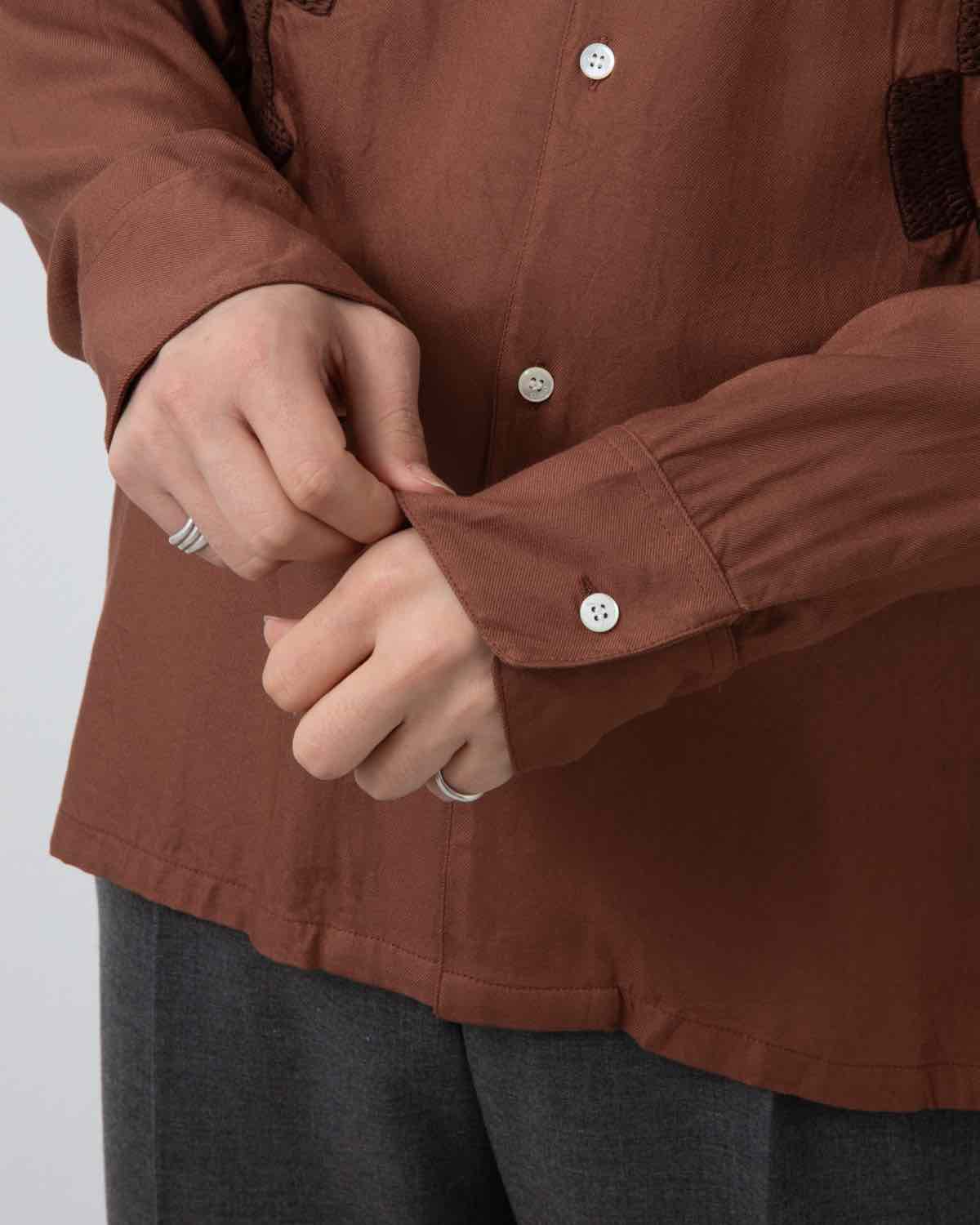 CHECKER EMBROIDERY OPEN COLLAR SHIRT