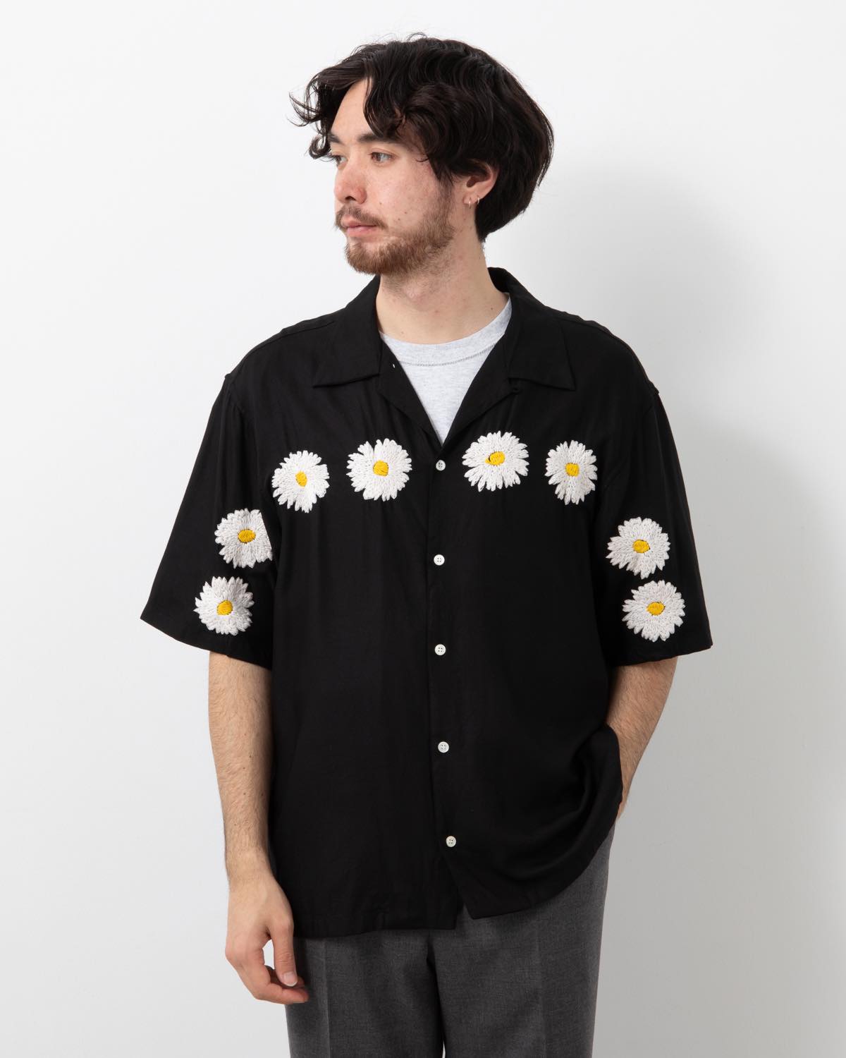 FLOWER EMBROIDERY OPEN COLLAR SS SHIRT