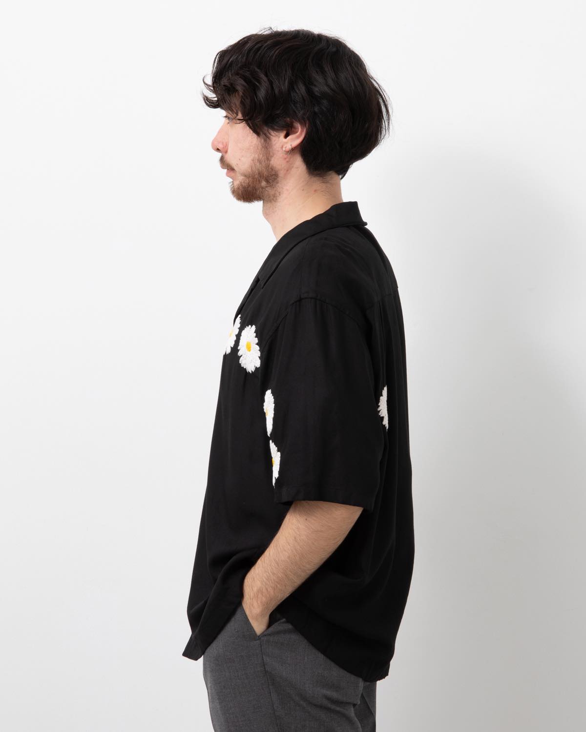 FLOWER EMBROIDERY OPEN COLLAR SS SHIRT