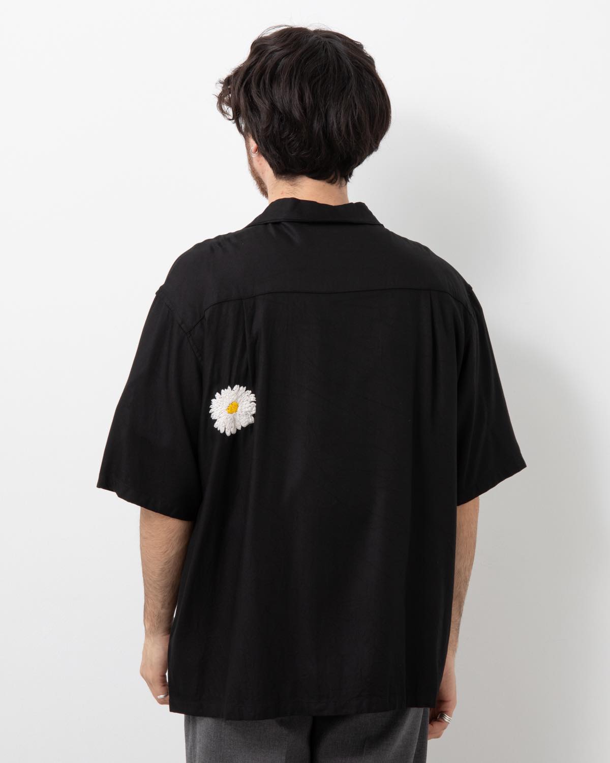 FLOWER EMBROIDERY OPEN COLLAR SS SHIRT