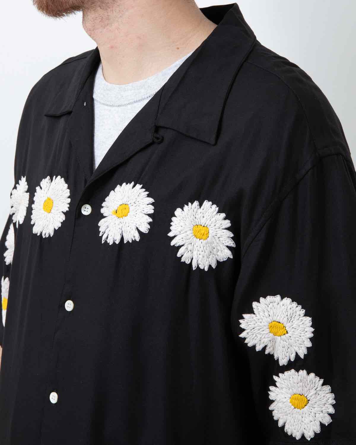 FLOWER EMBROIDERY OPEN COLLAR SS SHIRT