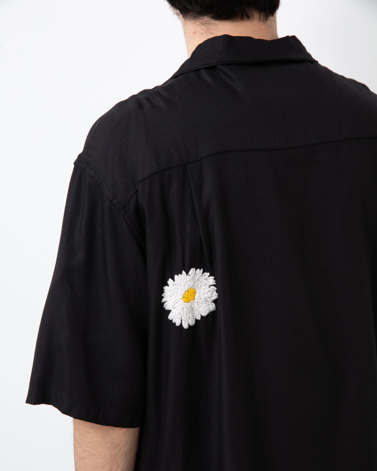 FLOWER EMBROIDERY OPEN COLLAR SS SHIRT
