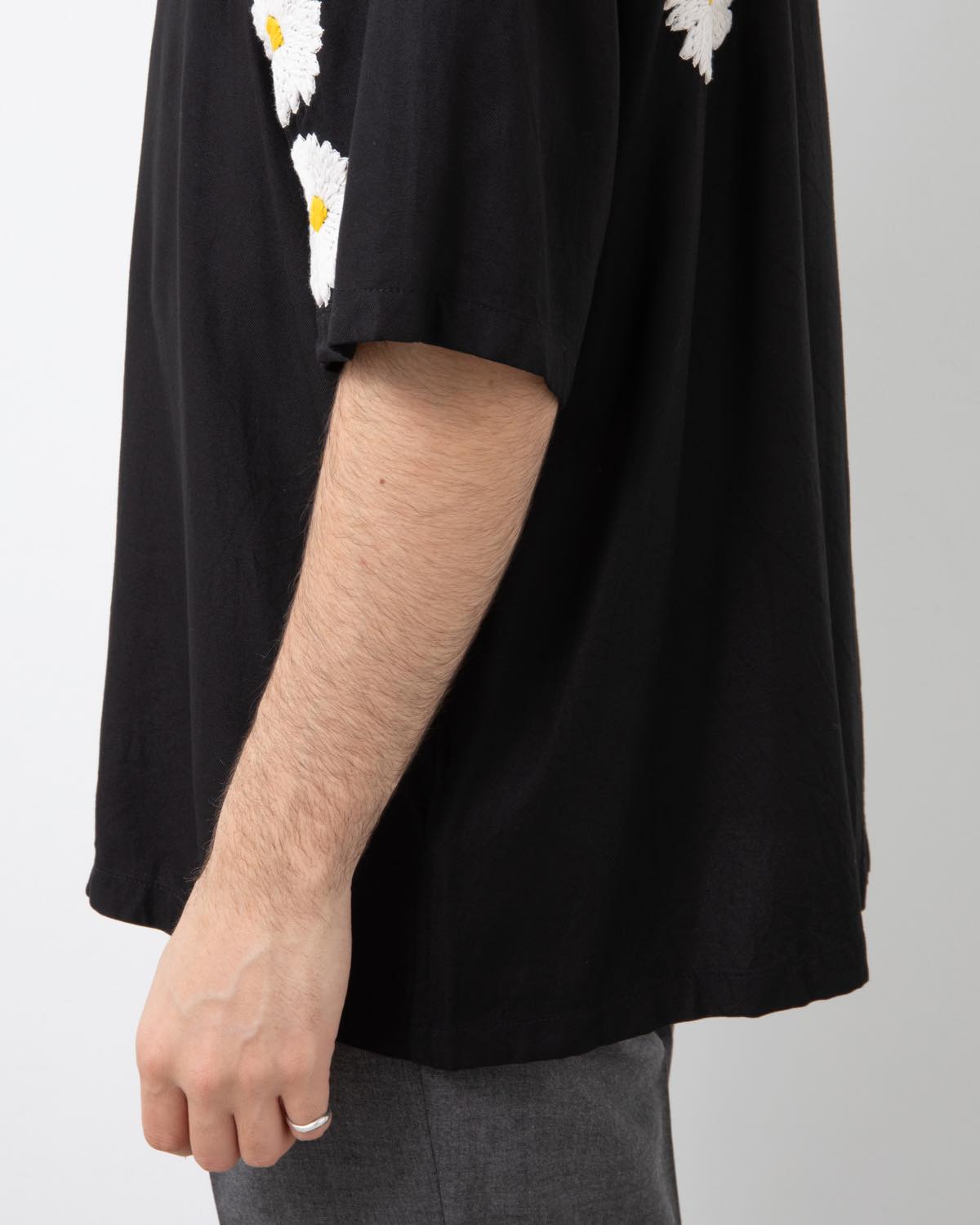 FLOWER EMBROIDERY OPEN COLLAR SS SHIRT