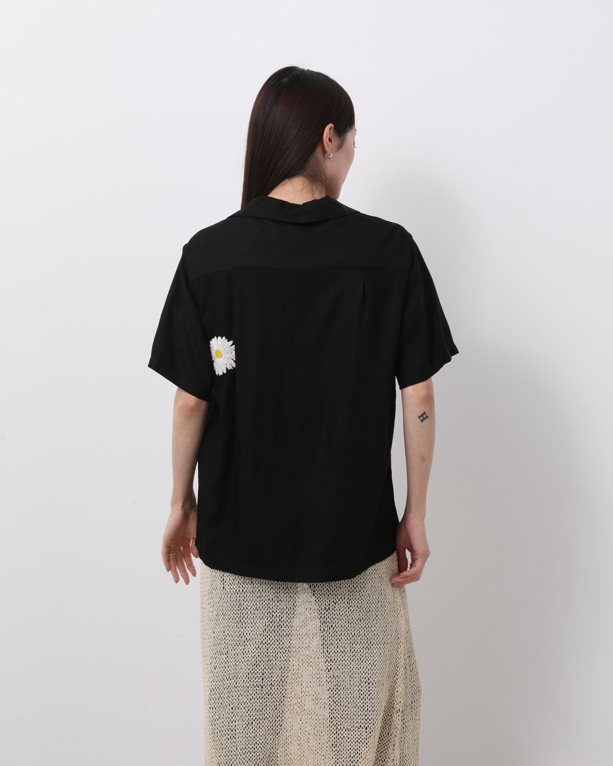 FLOWER EMBROIDERY OPEN COLLAR SS SHIRT