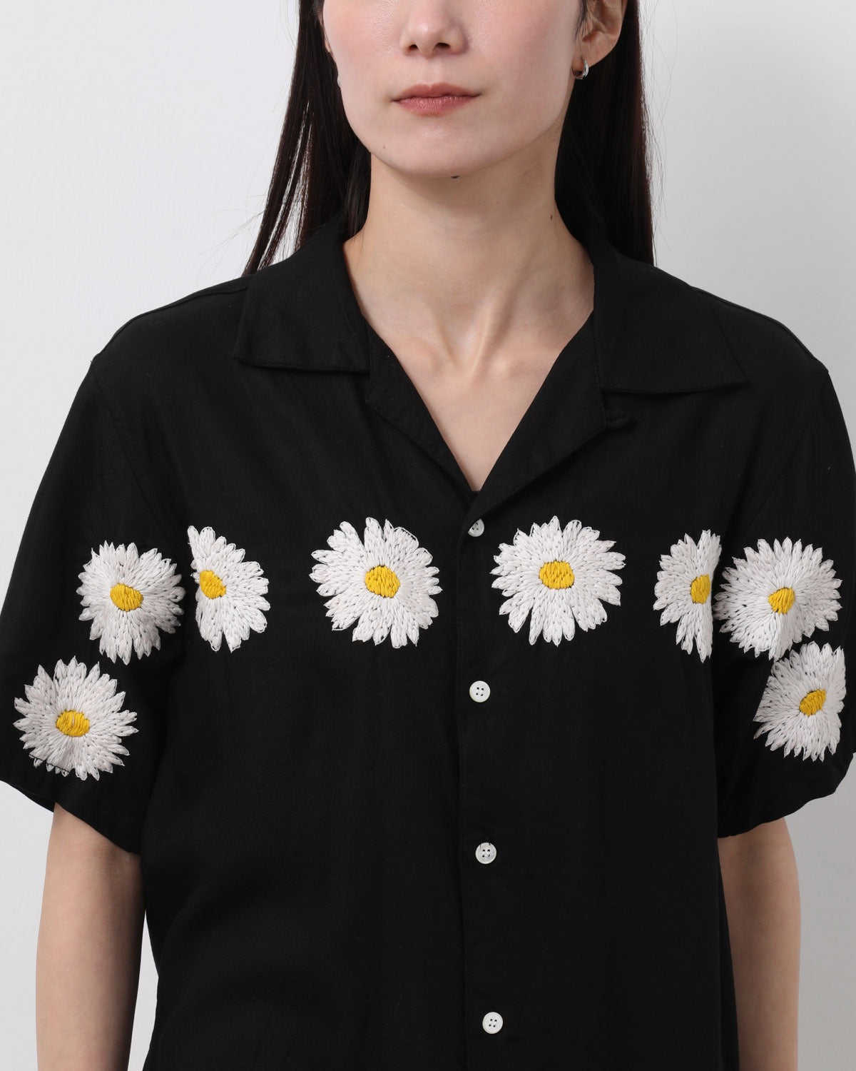 FLOWER EMBROIDERY OPEN COLLAR SS SHIRT