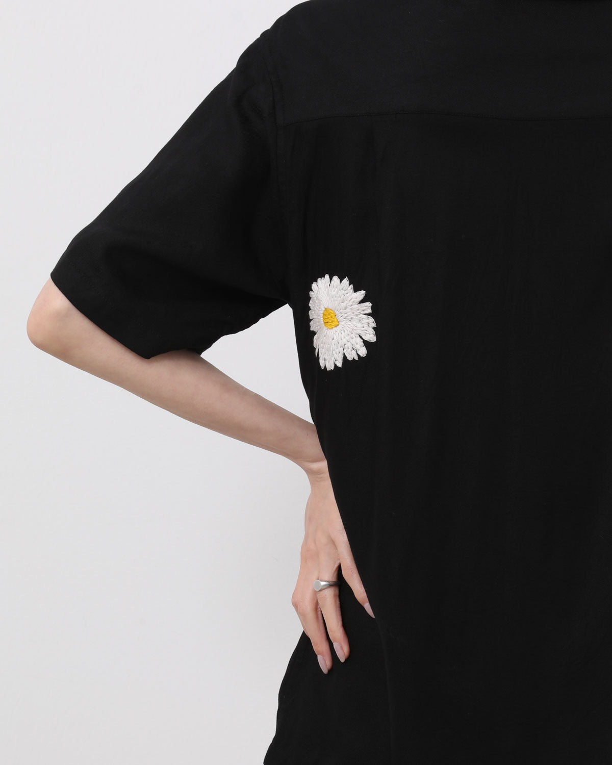 FLOWER EMBROIDERY OPEN COLLAR SS SHIRT