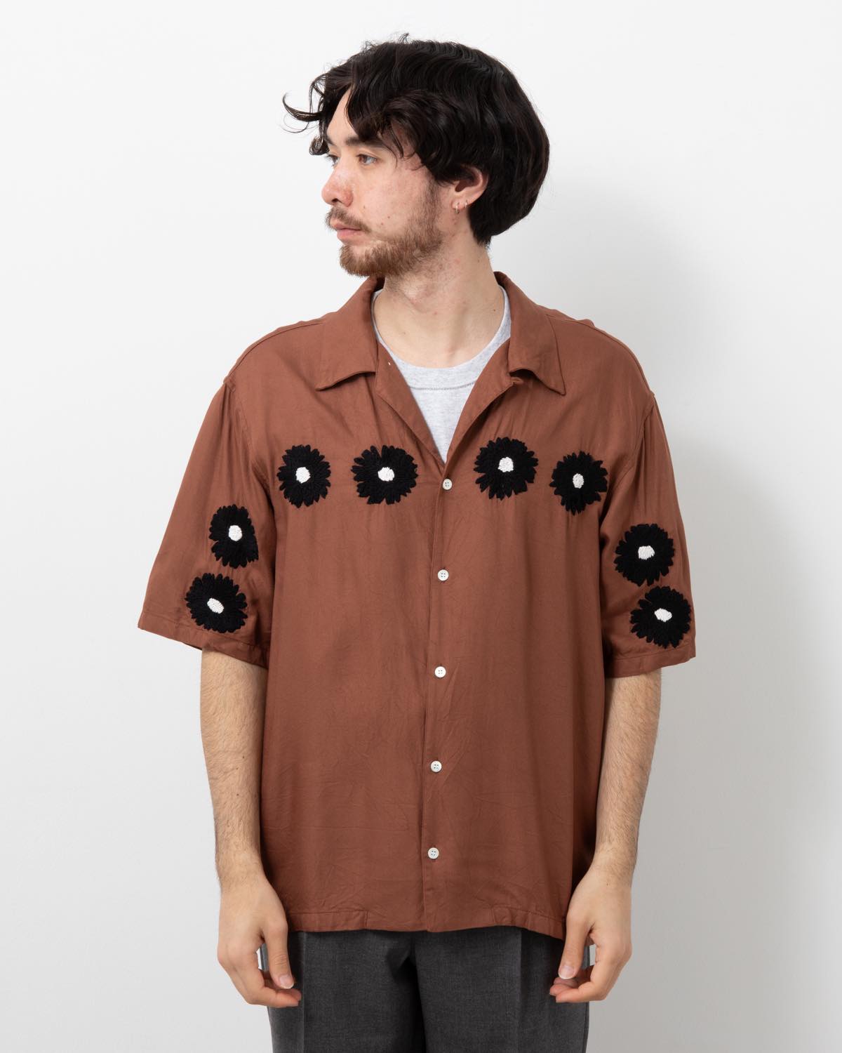 FLOWER EMBROIDERY OPEN COLLAR SS SHIRT