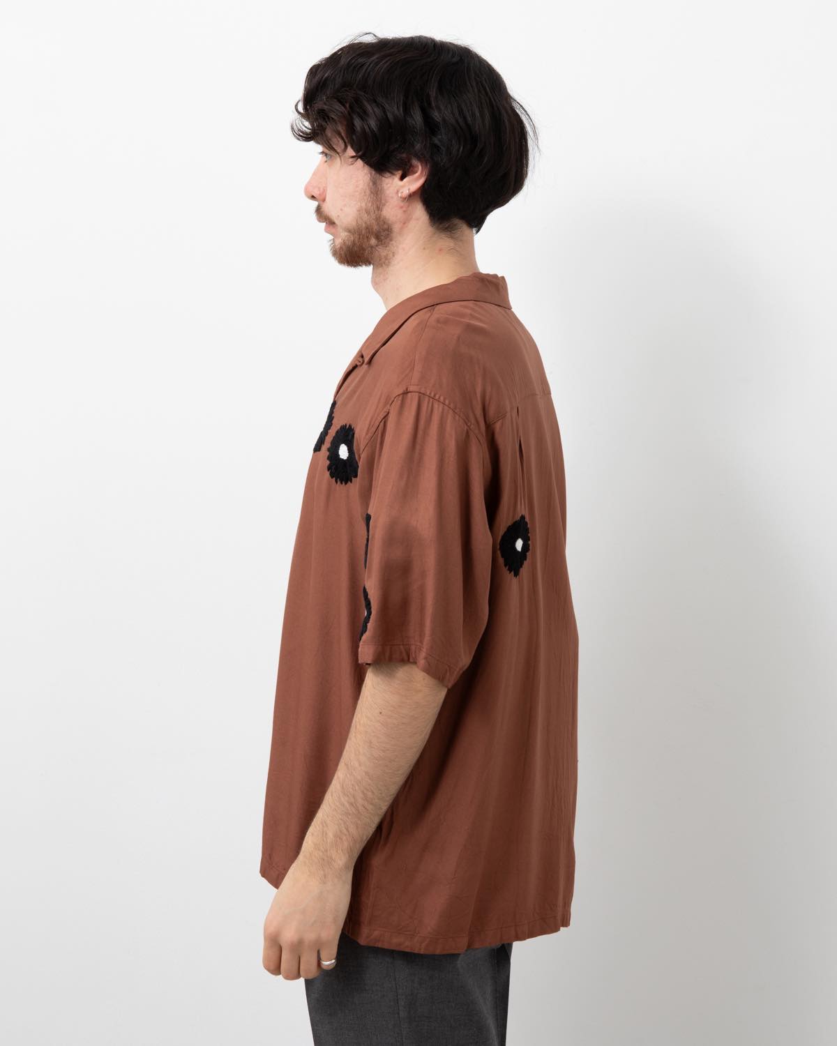 FLOWER EMBROIDERY OPEN COLLAR SS SHIRT