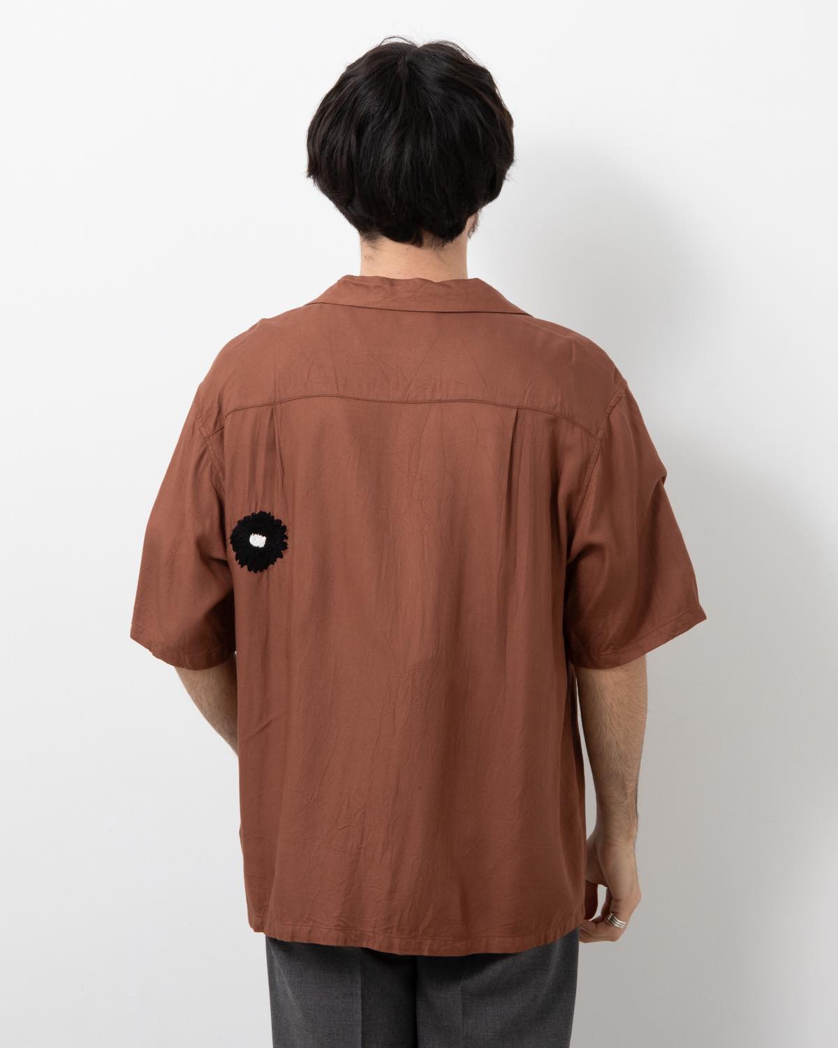 FLOWER EMBROIDERY OPEN COLLAR SS SHIRT