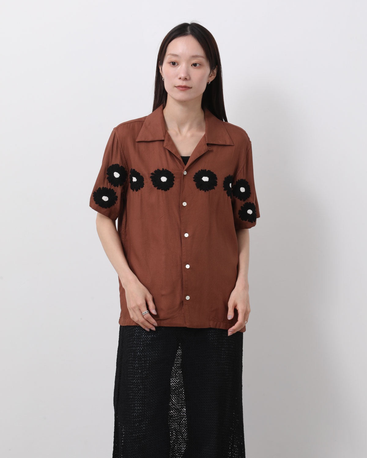 FLOWER EMBROIDERY OPEN COLLAR SS SHIRT