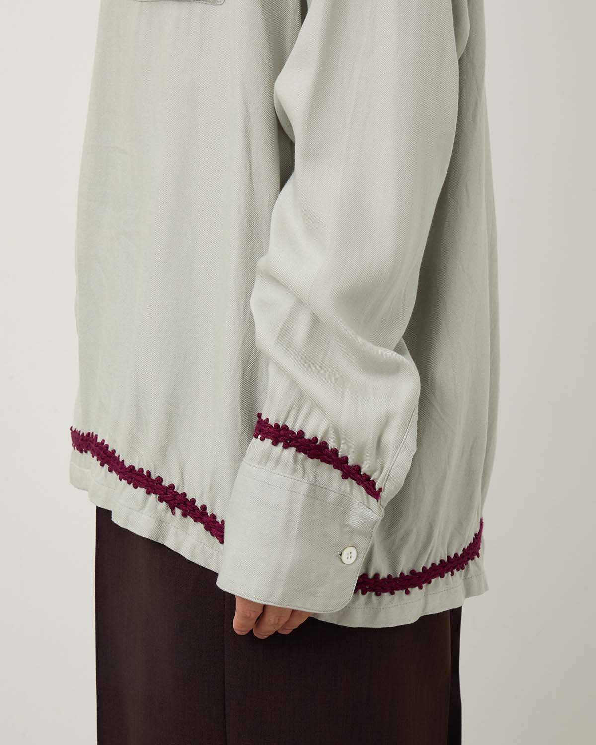 TRIM EMBROIDERY OPEN COLLAR SHIRT