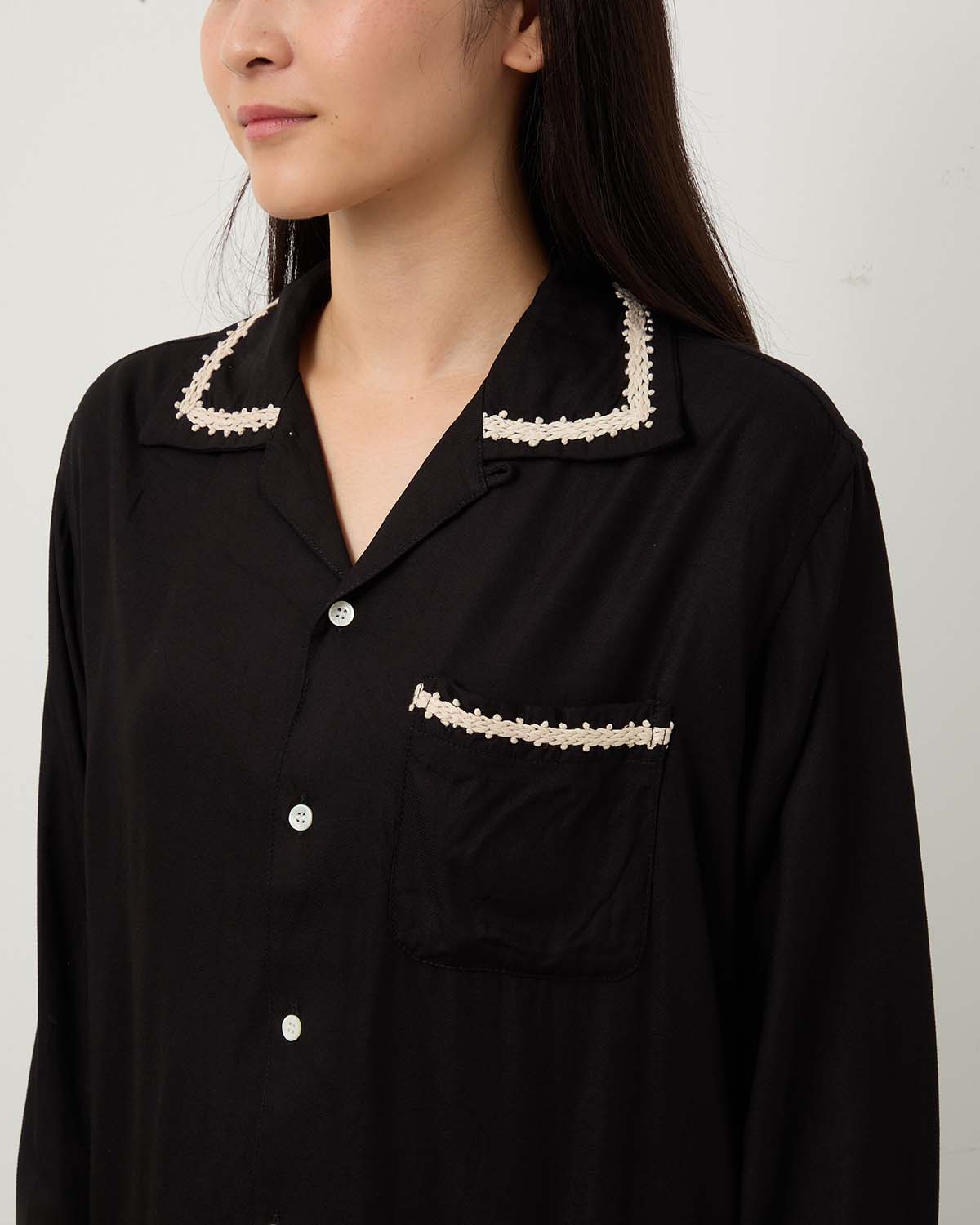 TRIM EMBROIDERY OPEN COLLAR SHIRT
