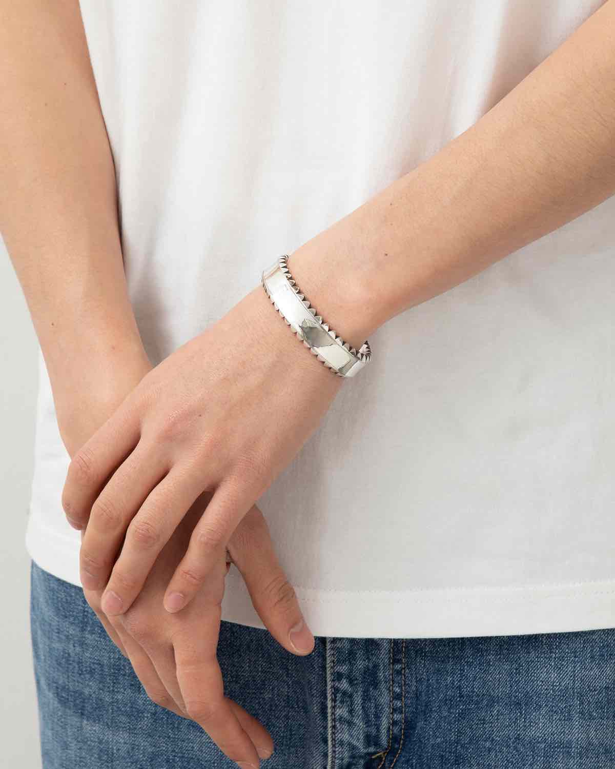 DWELLER STUDS BANGLE WIDE 925 SILVER by END