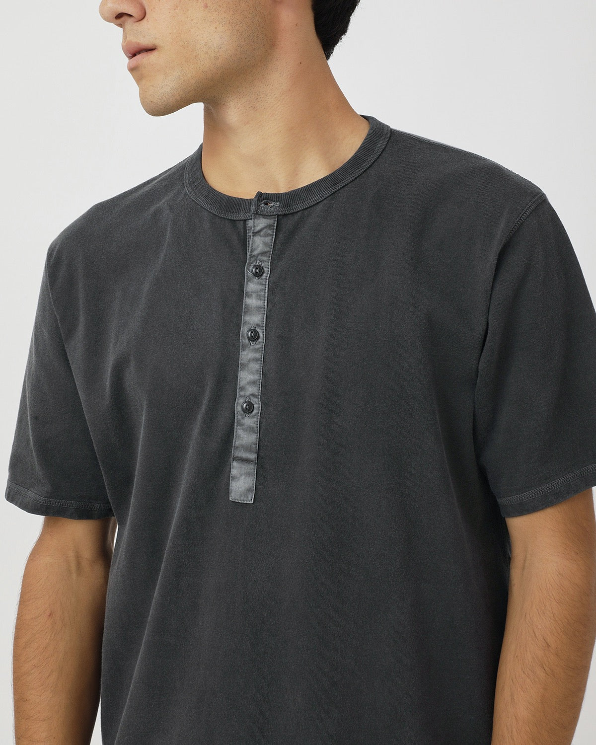 DWELLER S/S HENRY NECK TEE COTTON JERSEY PIGMENT DYE
