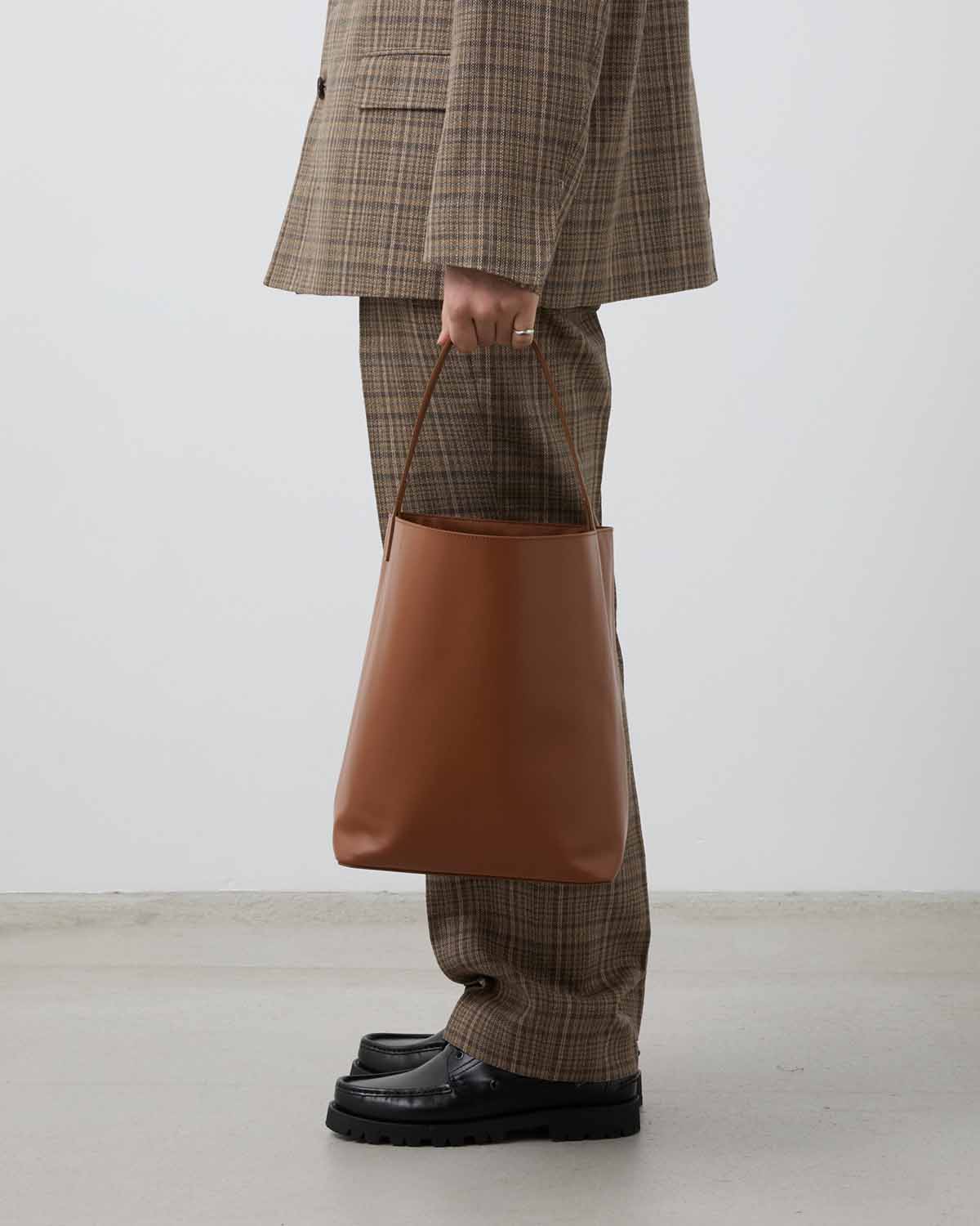 LEATHER TOTE BAG MADE BY AETA