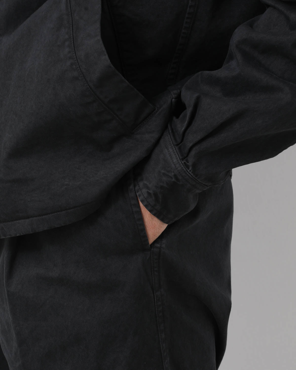 GARMENT-DYED FINX LIGHT CHINO ONE-TUCK WIDE PANTS