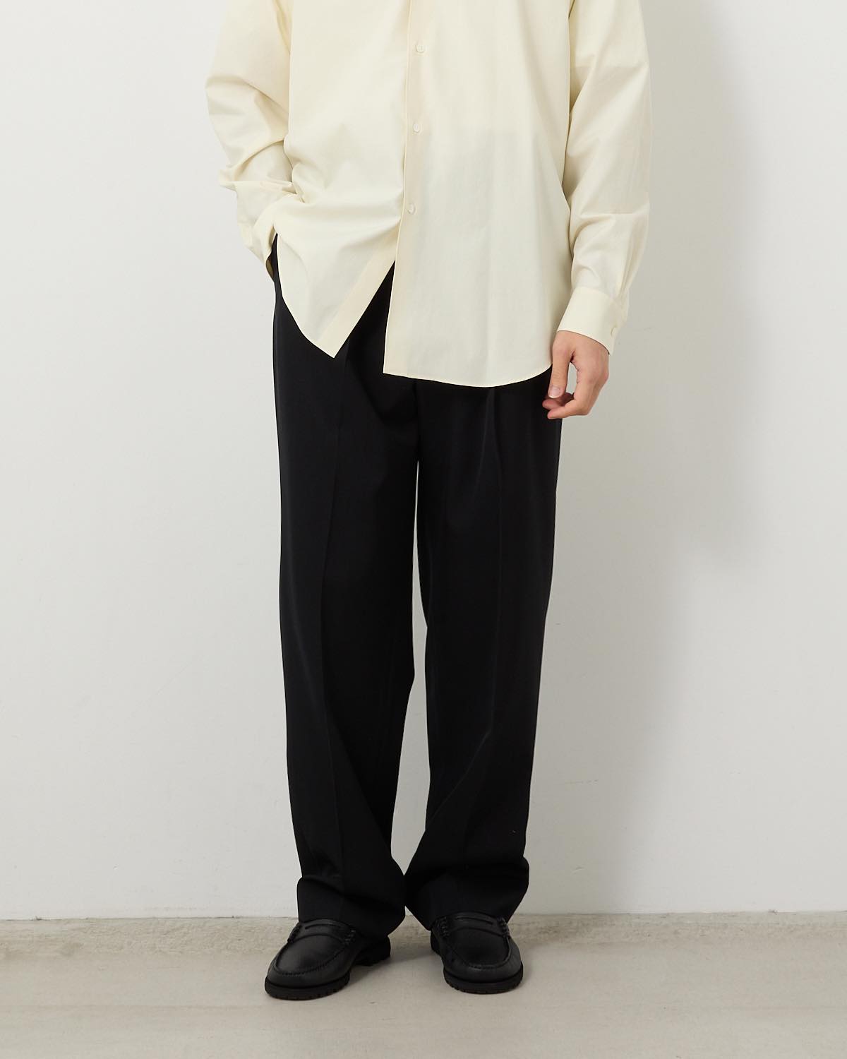 LIGHT WOOL MAX GABARDINE TWO-TUCK SLACKS