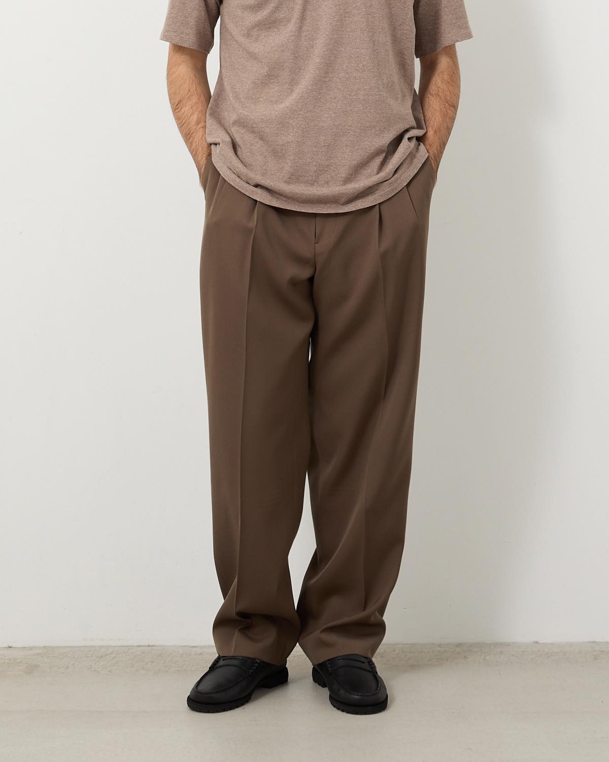 LIGHT WOOL MAX GABARDINE TWO-TUCK SLACKS