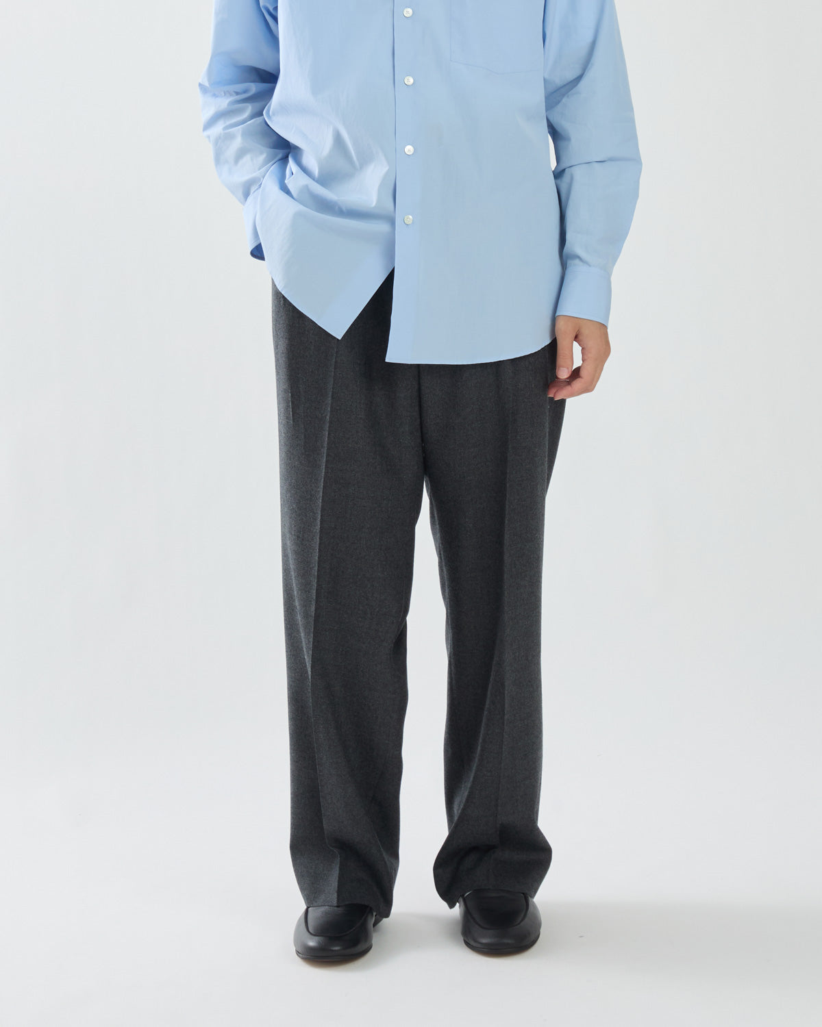 SUPER LIGHT WOOL TWO-TUCK SLACKS