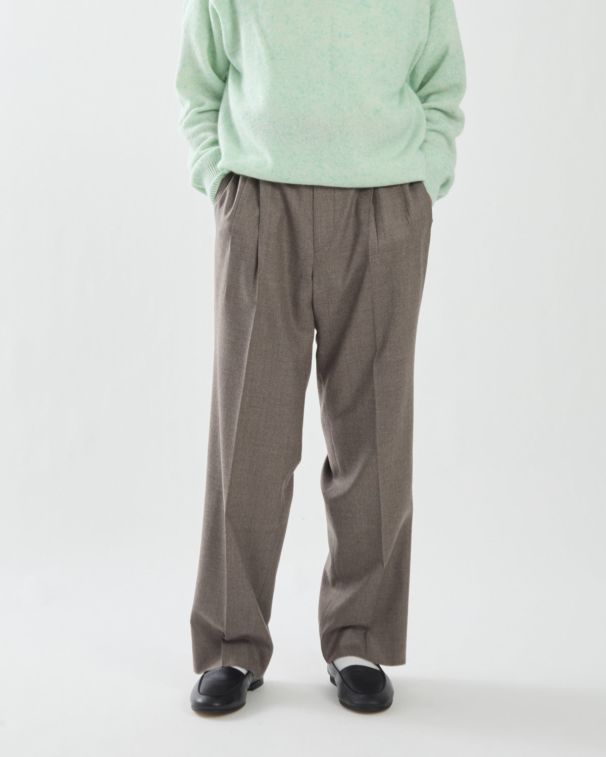 SUPER LIGHT WOOL TWO-TUCK SLACKS