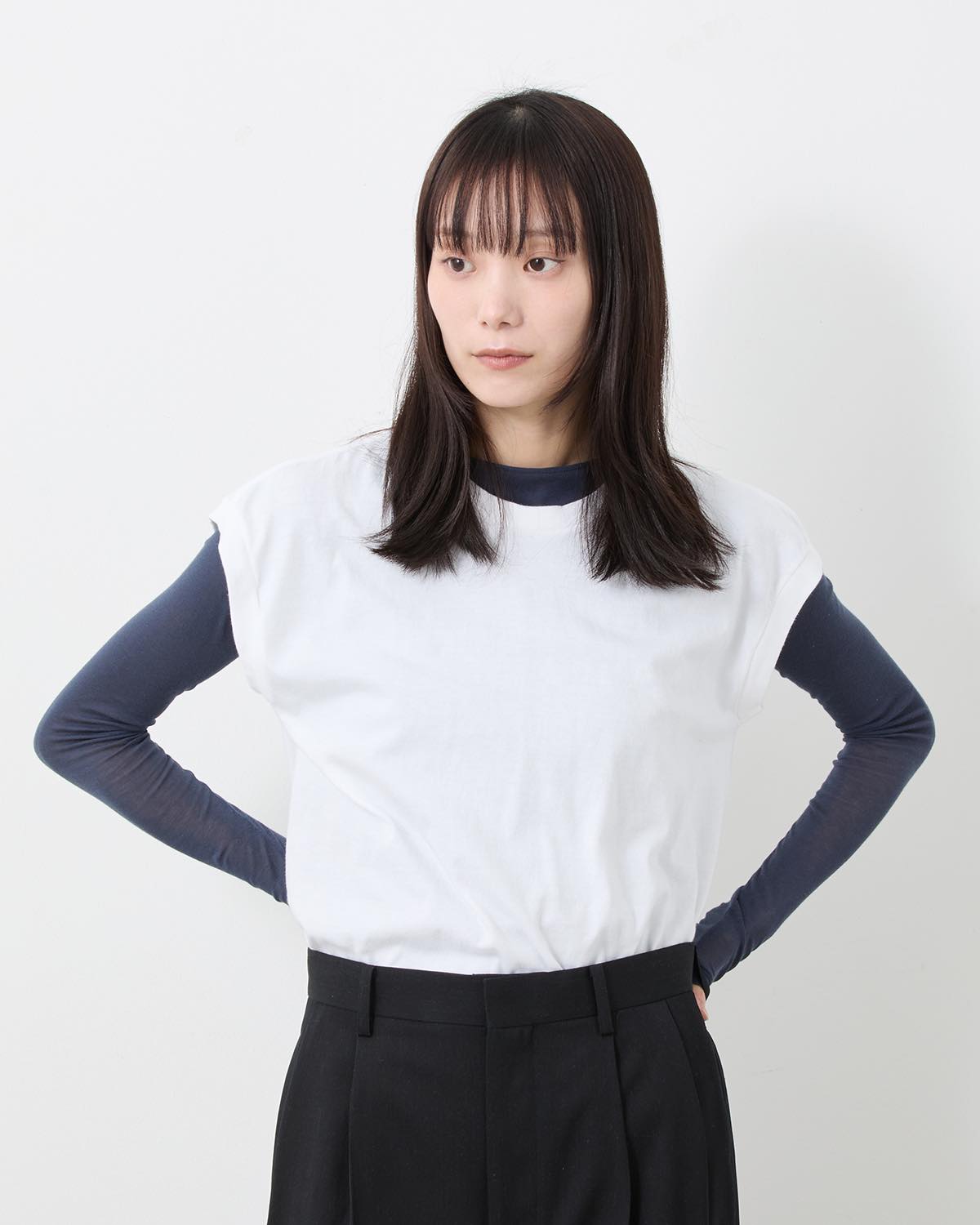 SEAMLESS CREW NECK SLEEVELESS