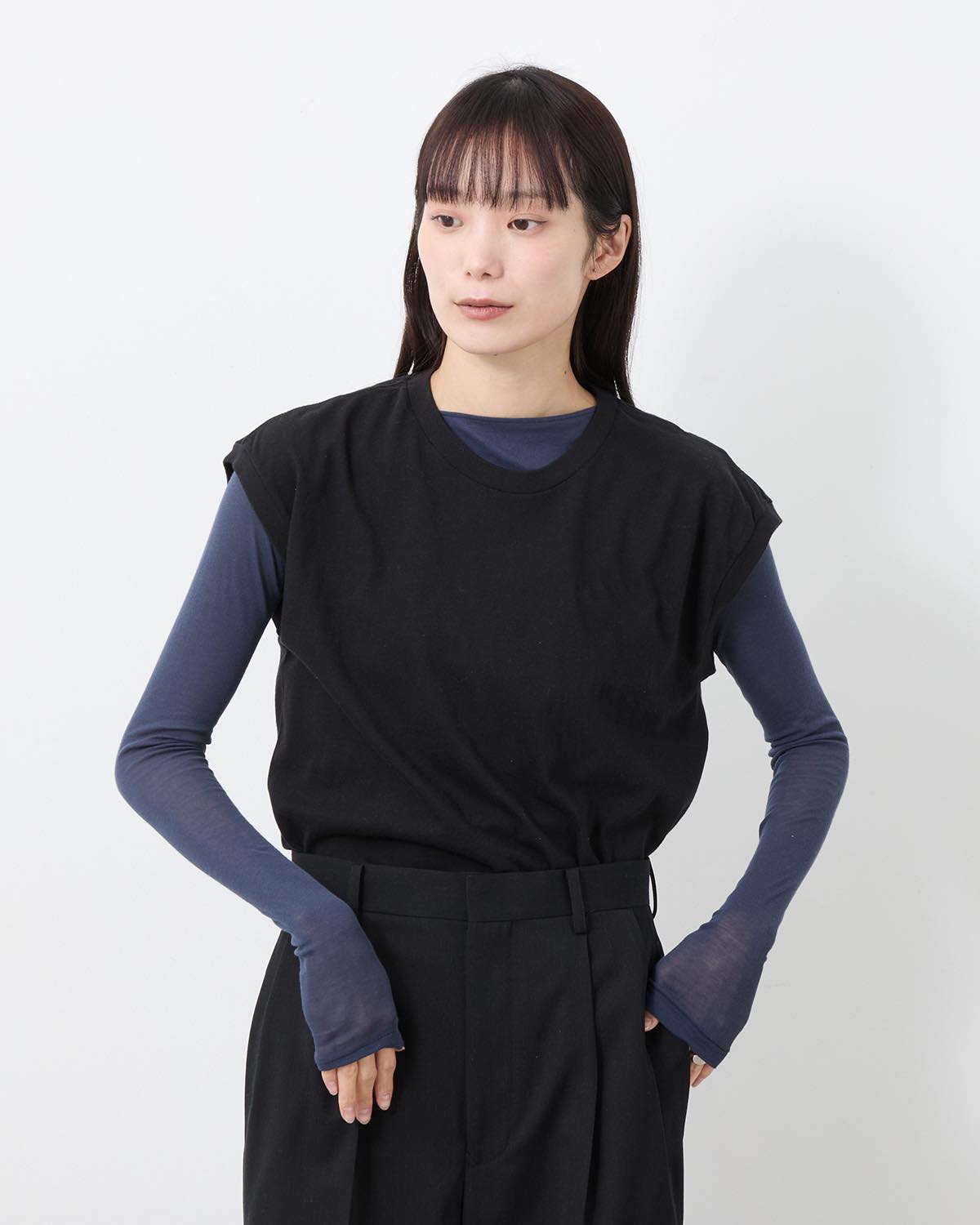 SEAMLESS CREW NECK SLEEVELESS