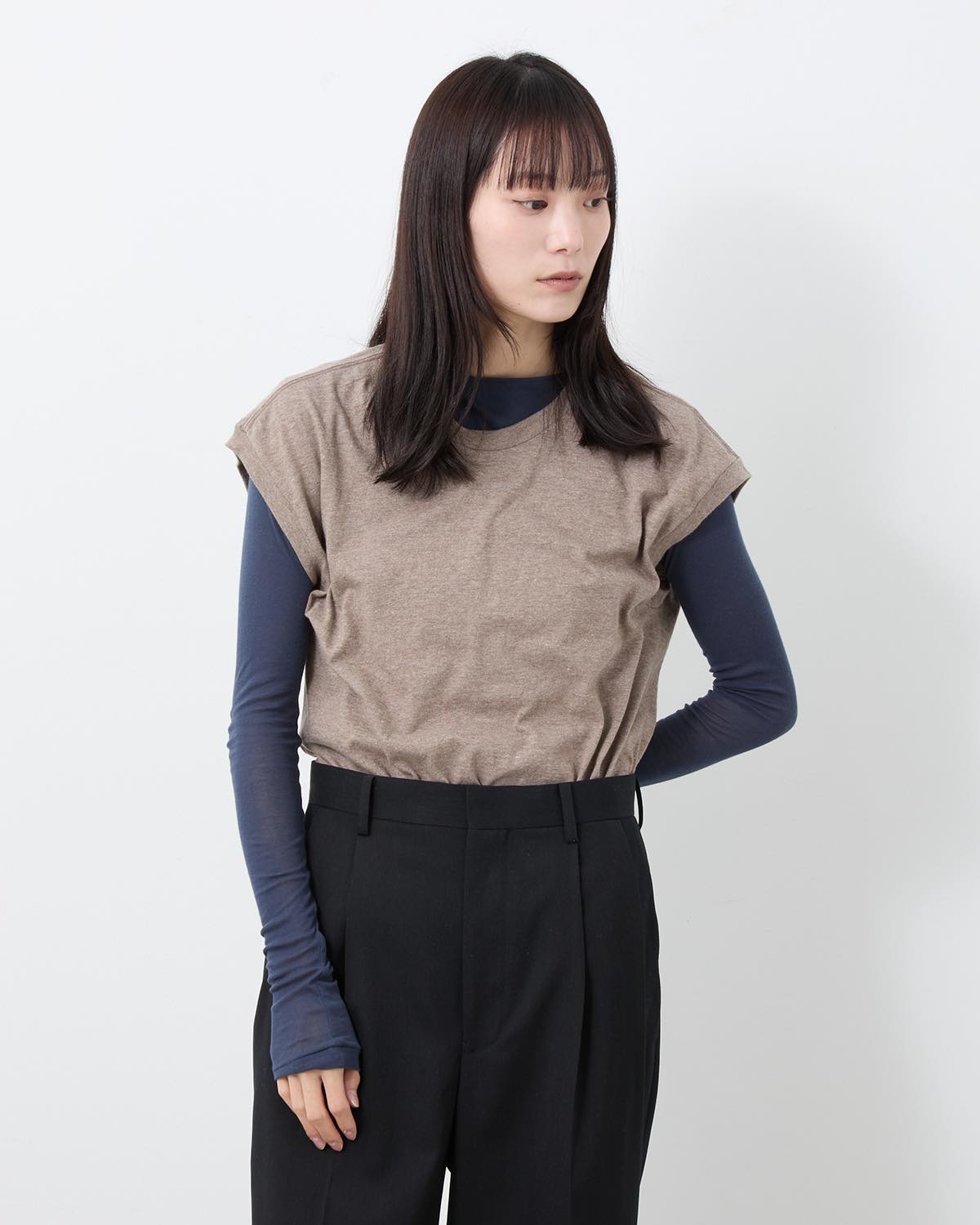 SEAMLESS CREW NECK SLEEVELESS