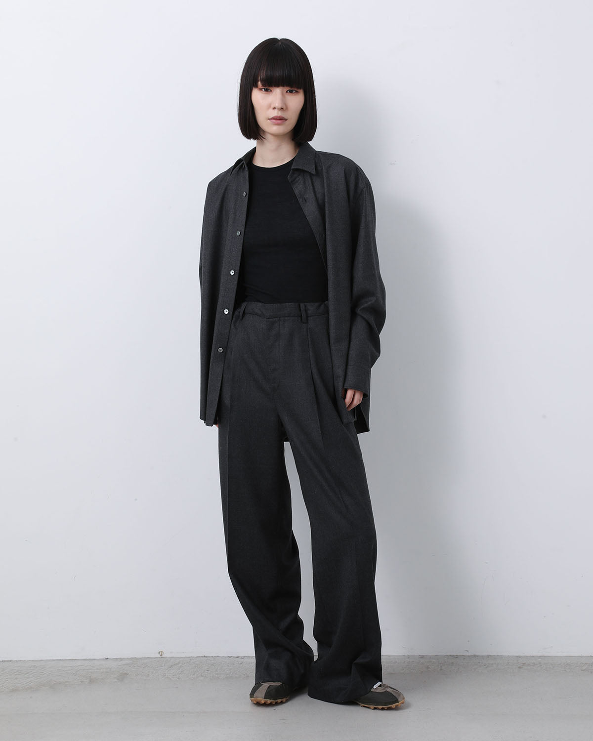 SUPER LIGHT WOOL TWO-TUCK SLACKS (WOMEN'S)