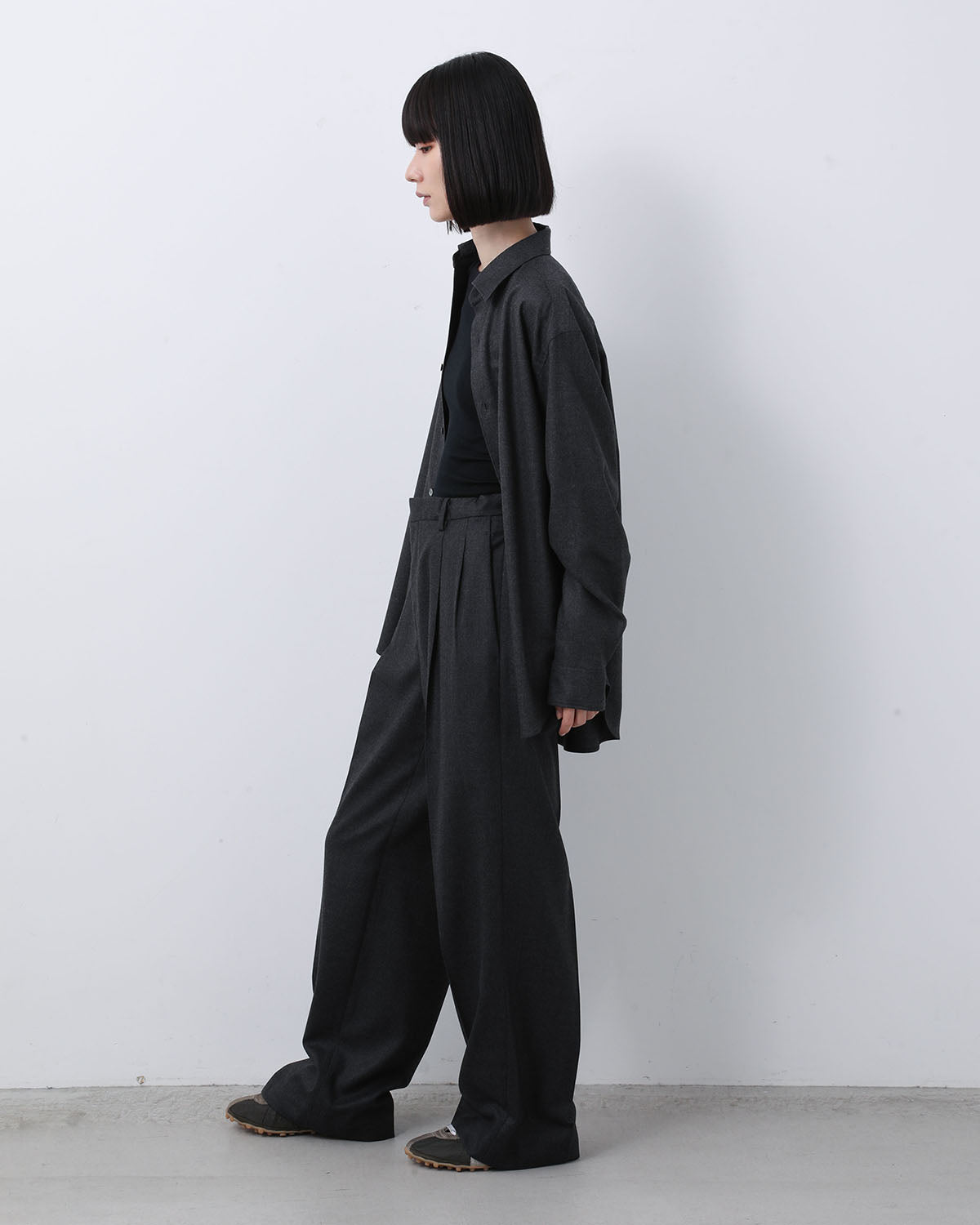 SUPER LIGHT WOOL TWO-TUCK SLACKS (WOMEN'S)