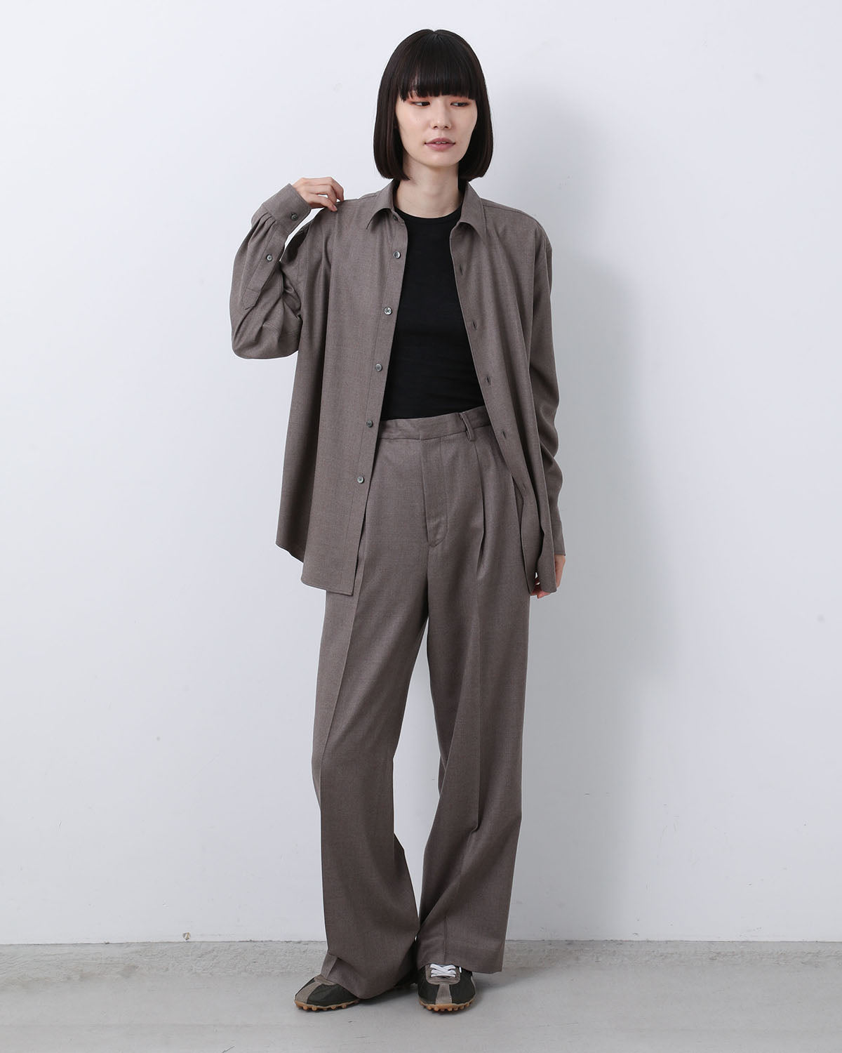 SUPER LIGHT WOOL TWO-TUCK SLACKS (WOMEN'S)